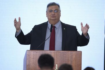 Brasília (DF) 15/03/2023 - O ministro da Justiça, Flávio Dino durante lançamento do novo Programa Nacional de Segurança Pública com Cidadania (Pronasci II). Durante a cerimônia, houve a entrega de 270 viaturas para Patrulhas Maria da Penha. Foto: Joédson Alves/Agência Brasil