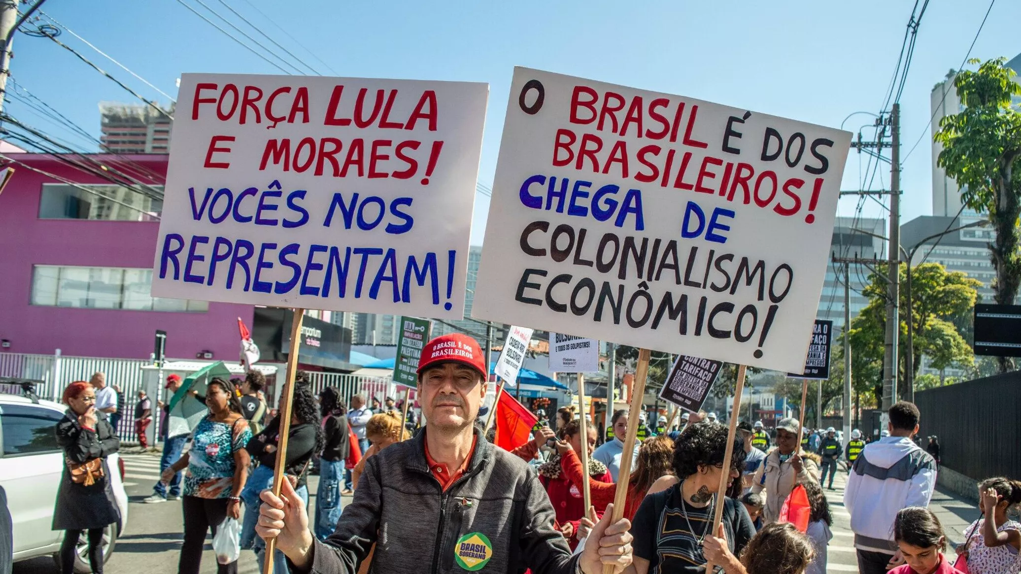 Brasileiros protestam contra 'tarifaço' em frente ao consulado dos EUA em São Paulo (VÍDEOS) 6