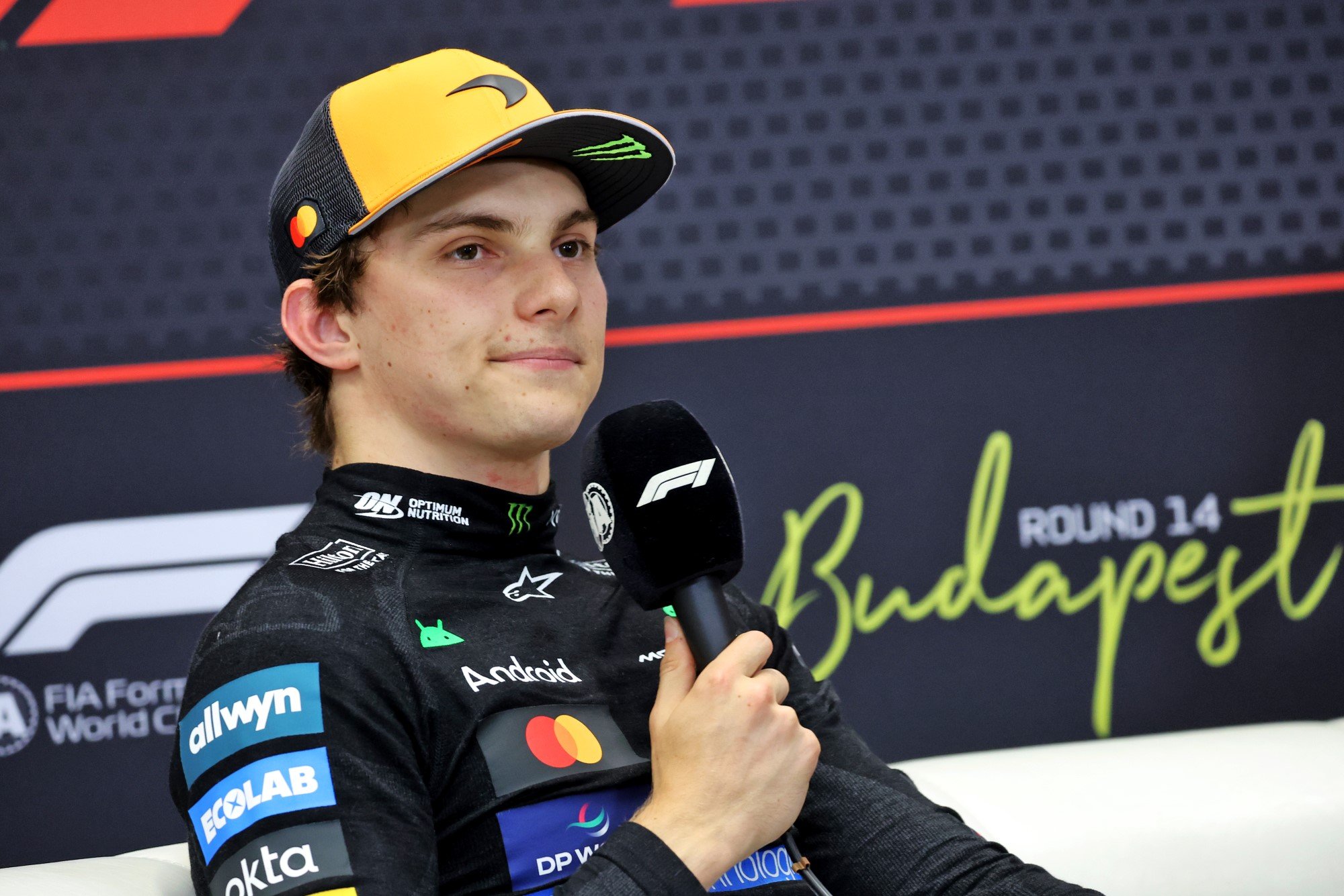 F1: Alan Jones aposta em título de Piastri:"Tem todas as qualidades" Oscar Piastri (AUS) McLaren in the post qualifying FIA Press Conference.