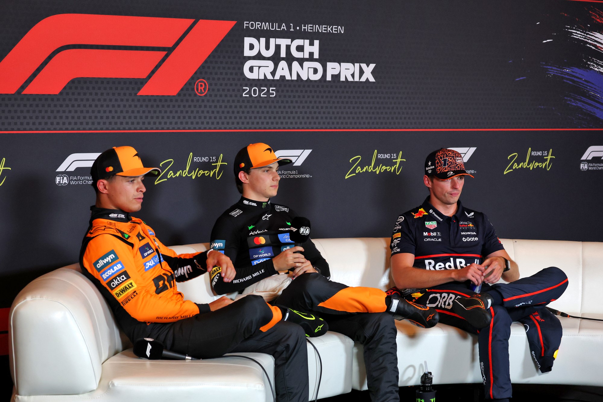 F1: Confira as imagens da pole de Piastri para o GP da Holanda (L to R): Lando Norris (GBR) McLaren; Oscar Piastri (AUS) McLaren and Max Verstappen (NLD) Red Bull Racing in the post qualifying FIA Press Conference.