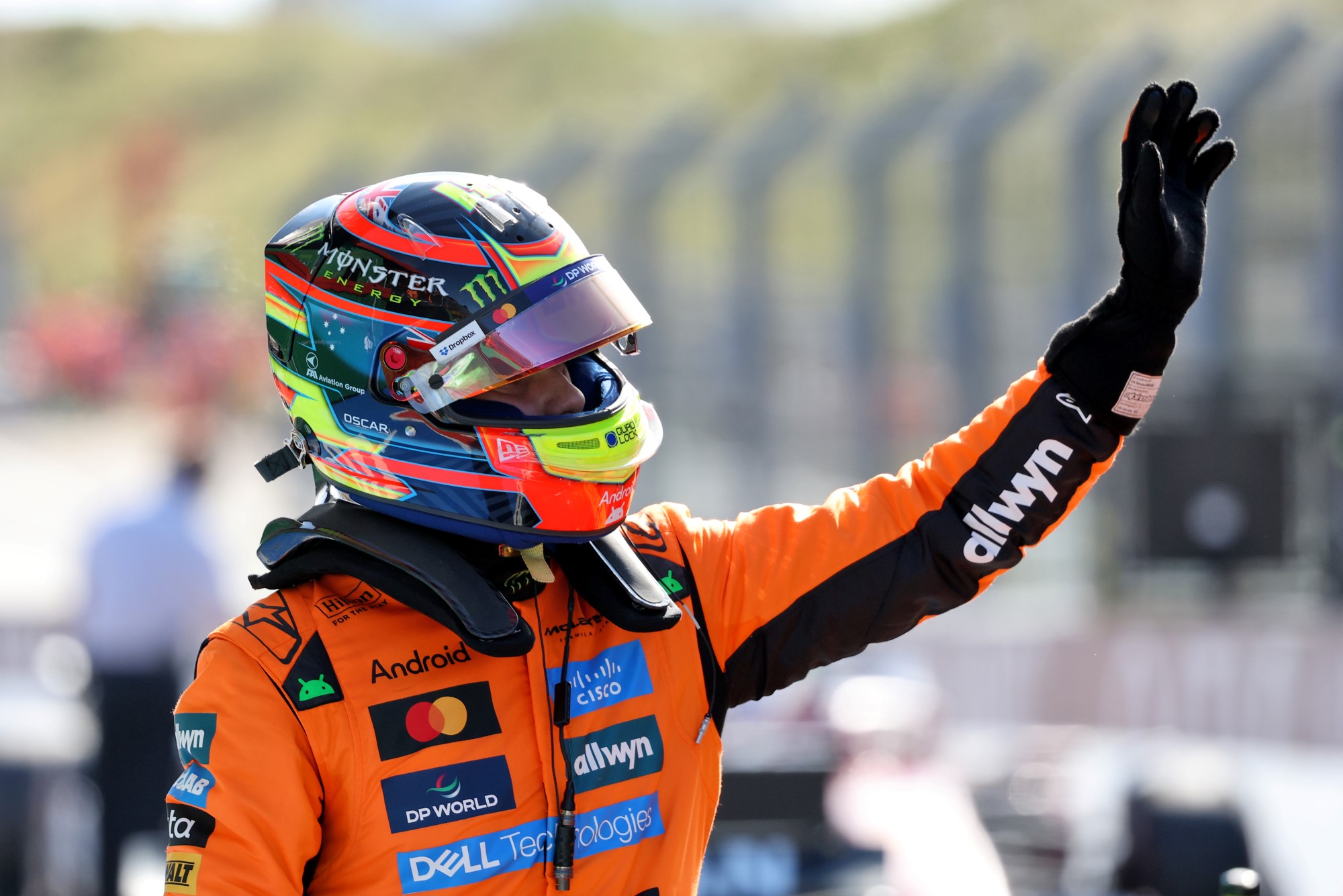 F1: Confira as imagens da pole de Piastri para o GP da Holanda Oscar Piastri (AUS) McLaren celebrates his pole position in qualifying parc ferme.