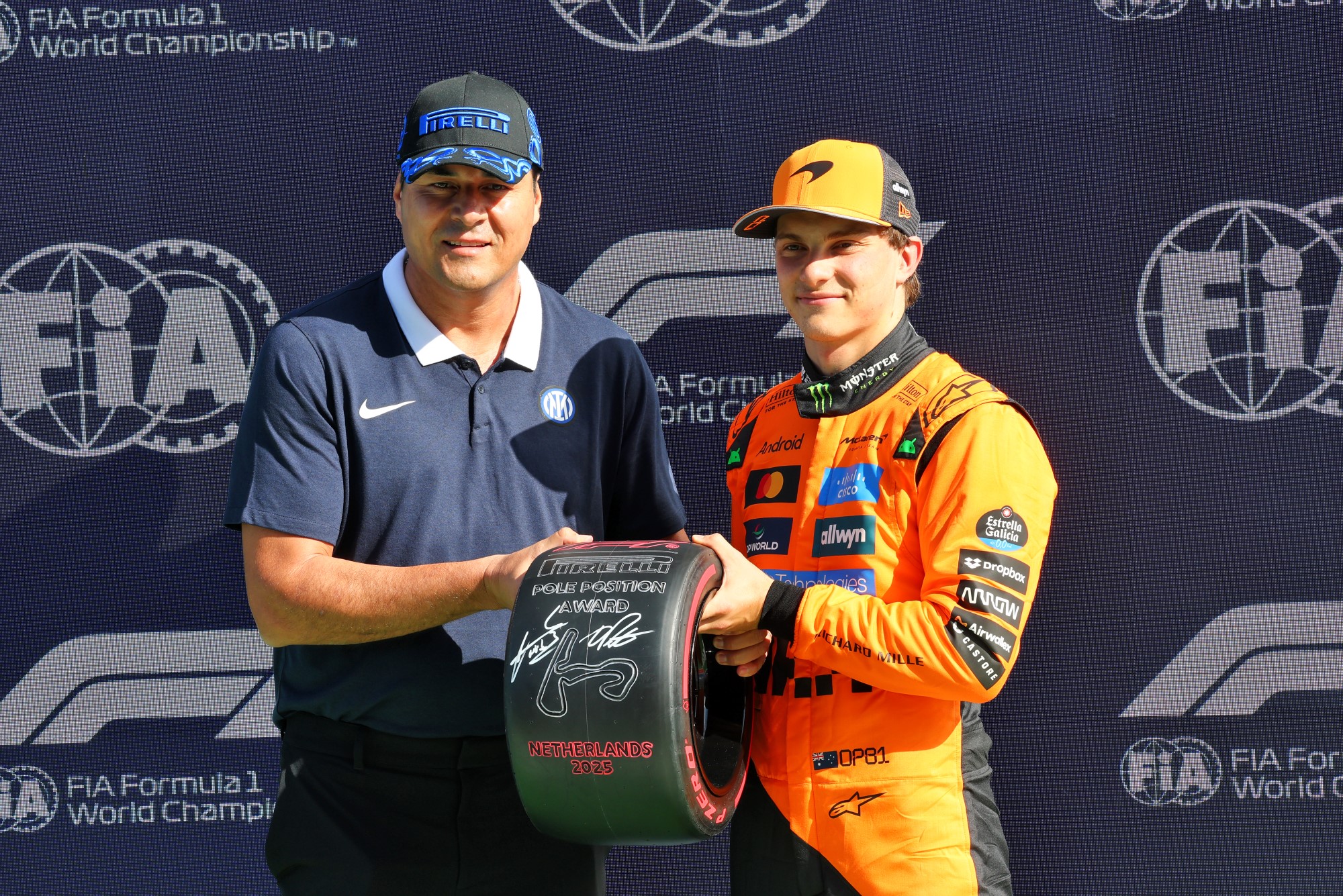 F1: Confira as imagens da pole de Piastri para o GP da Holanda (L to R): Julio Ricardo Cruz (ARG) Former Football Player presents the Pirelli Pole Position Award to Oscar Piastri (AUS) McLaren in qualifying parc ferme.