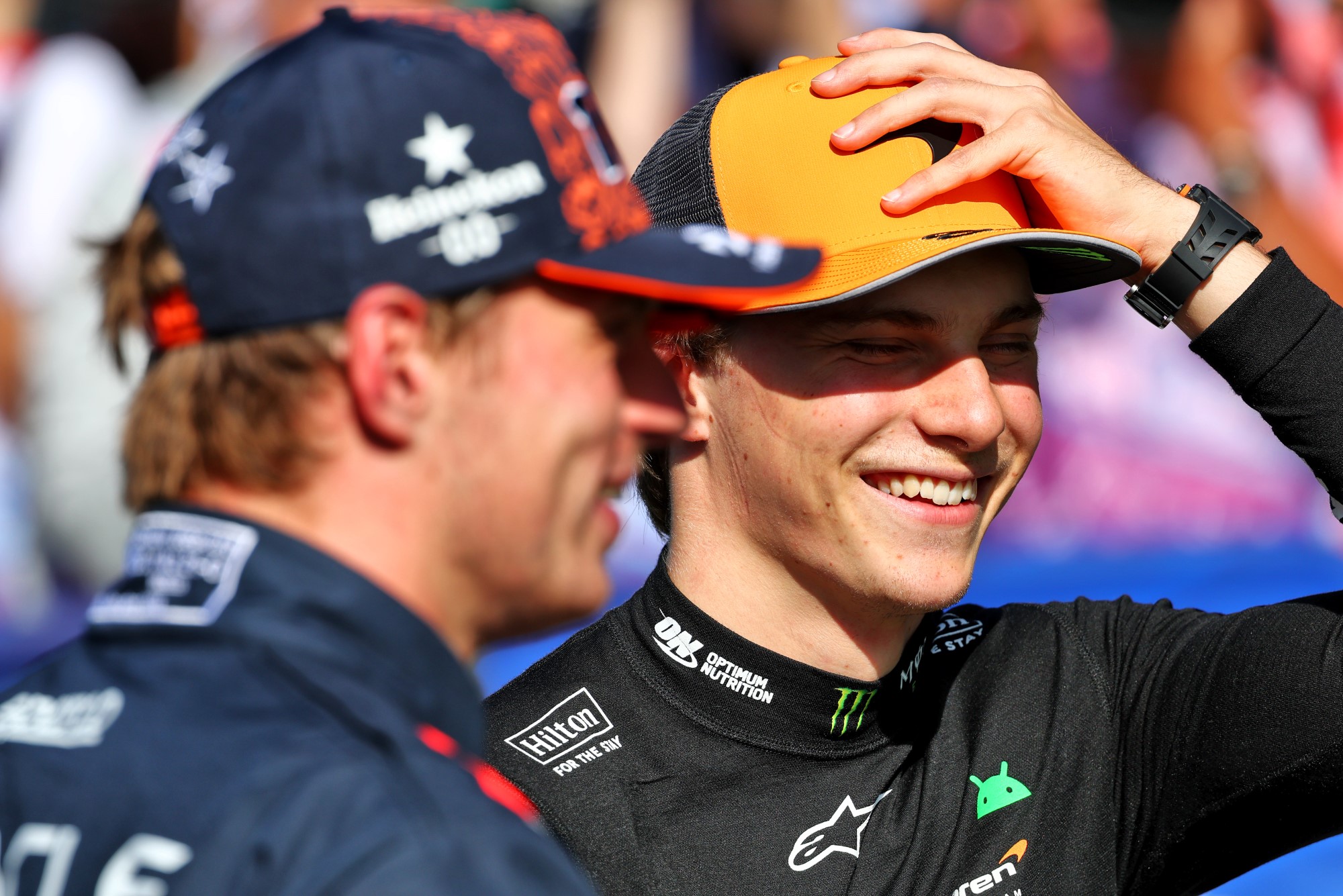 F1: Confira as imagens da pole de Piastri para o GP da Holanda Pole sitter Oscar Piastri (AUS) McLaren in qualifying parc ferme with Max Verstappen (NLD) Red Bull Racing.