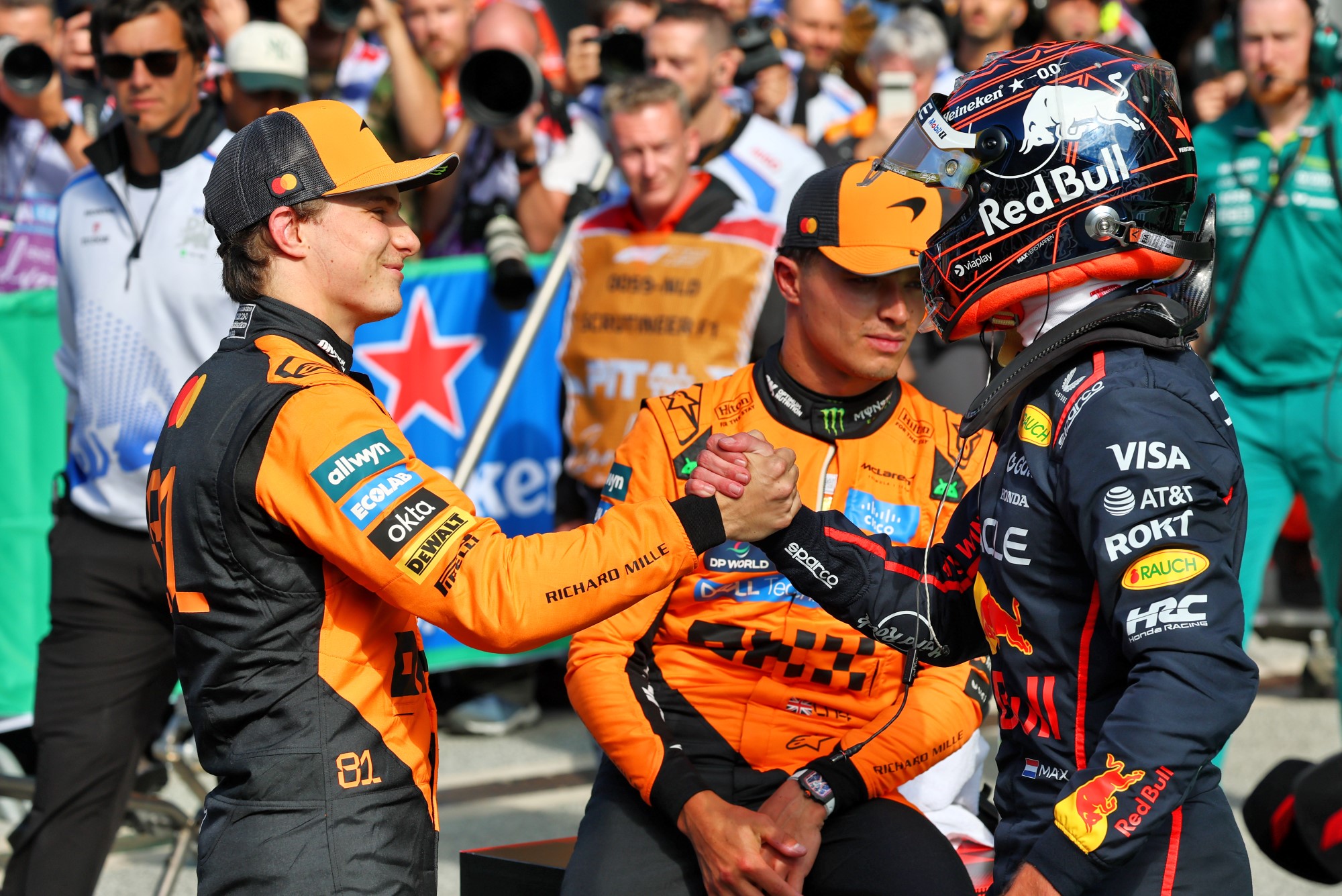 F1: Confira as imagens da pole de Piastri para o GP da Holanda (L to R): Pole sitter Oscar Piastri (AUS) McLaren in qualifying parc ferme with second placed team mate Lando Norris (GBR) McLaren and third placed Max Verstappen (NLD) Red Bull Racing.