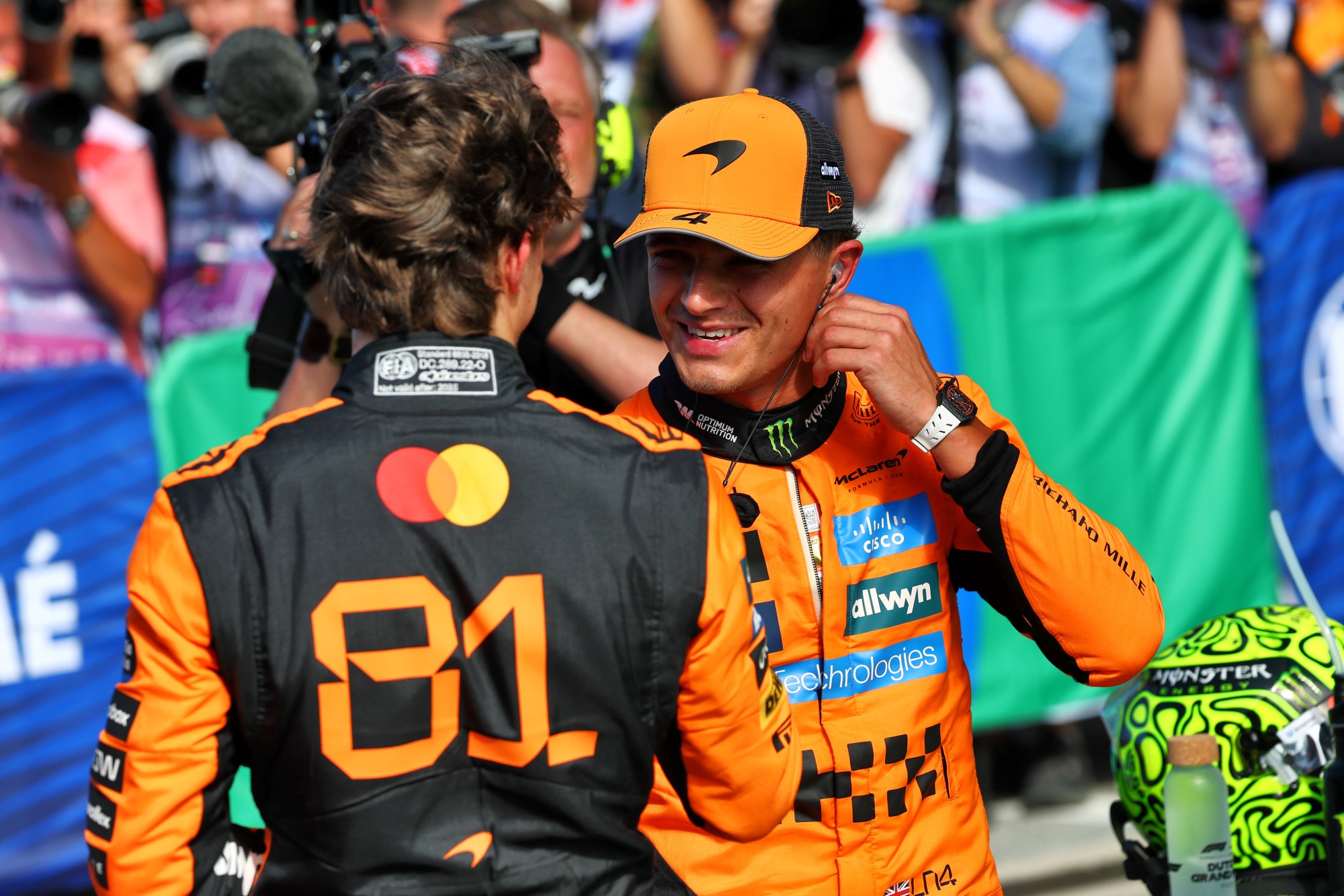 F1: Confira as imagens da pole de Piastri para o GP da Holanda (L to R): Pole sitter Oscar Piastri (AUS) McLaren in qualifying parc ferme with second placed team mate Lando Norris (GBR) McLaren.