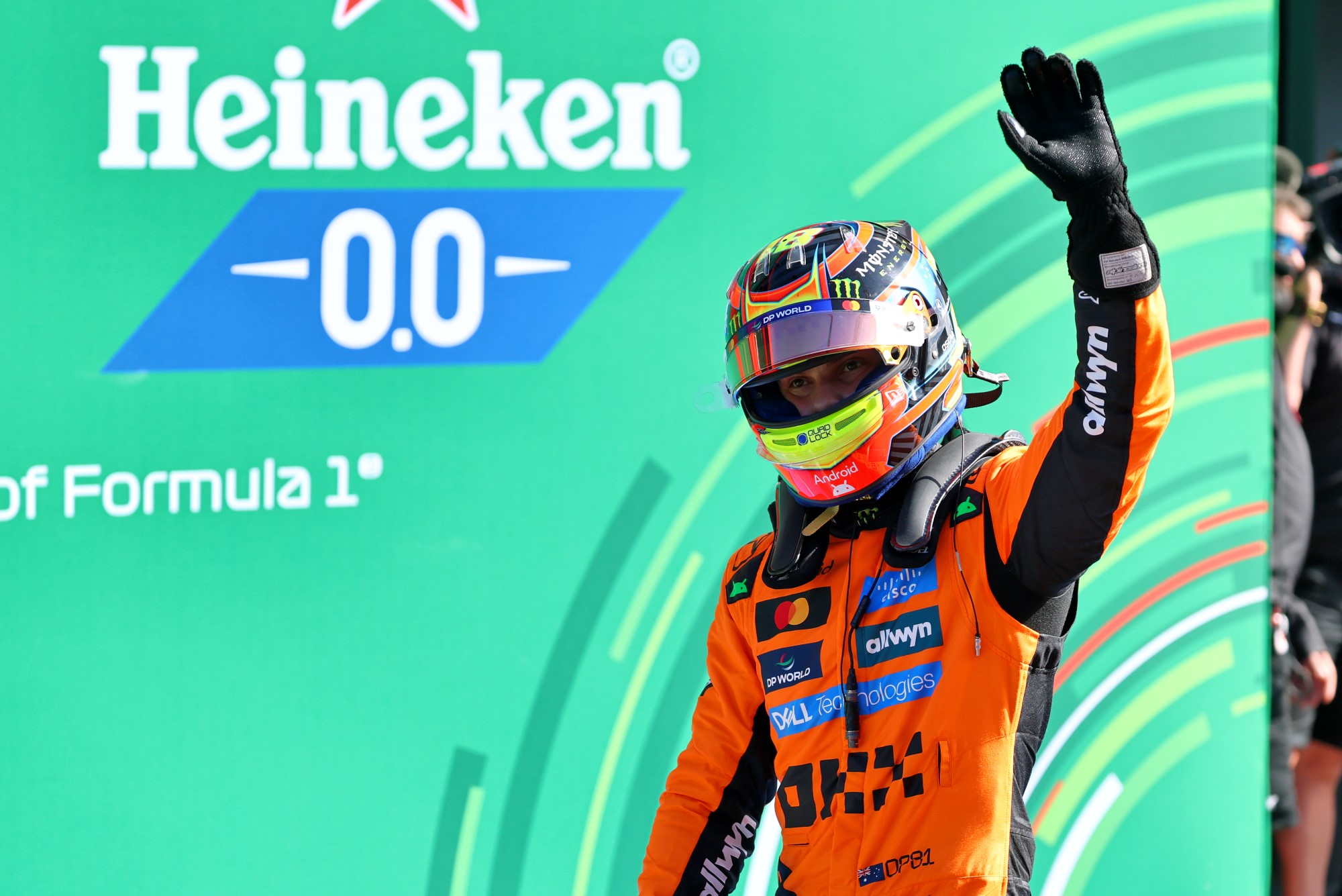 F1: Confira as imagens da pole de Piastri para o GP da Holanda Oscar Piastri (AUS) McLaren celebrates his pole position in qualifying parc ferme.