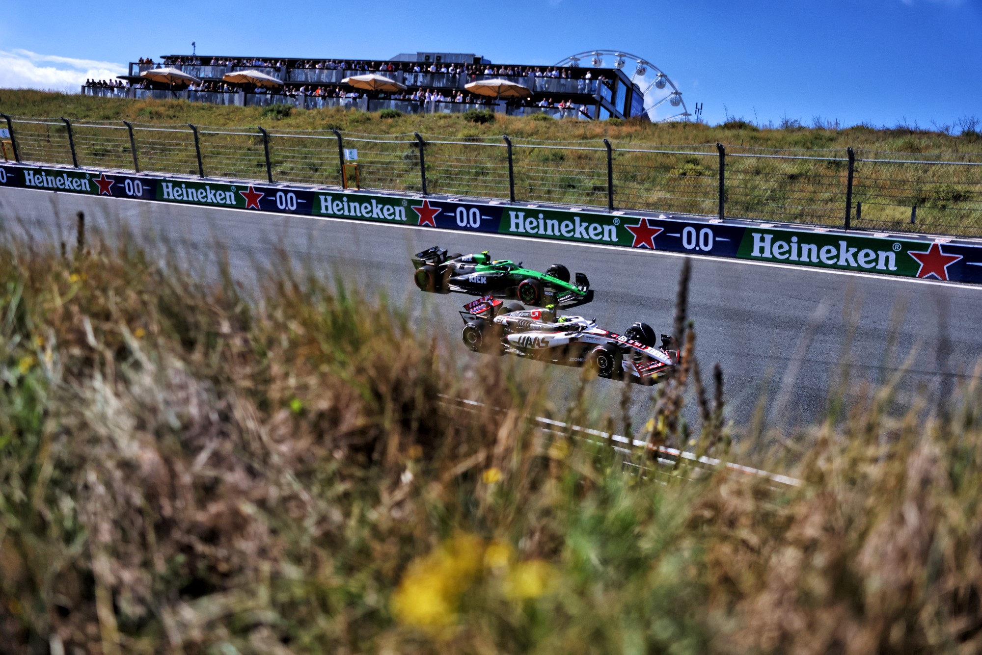 F1: Confira as imagens da pole de Piastri para o GP da Holanda Oliver Bearman (GBR) Haas VF-25 and Gabriel Bortoleto (BRA) Sauber C45.