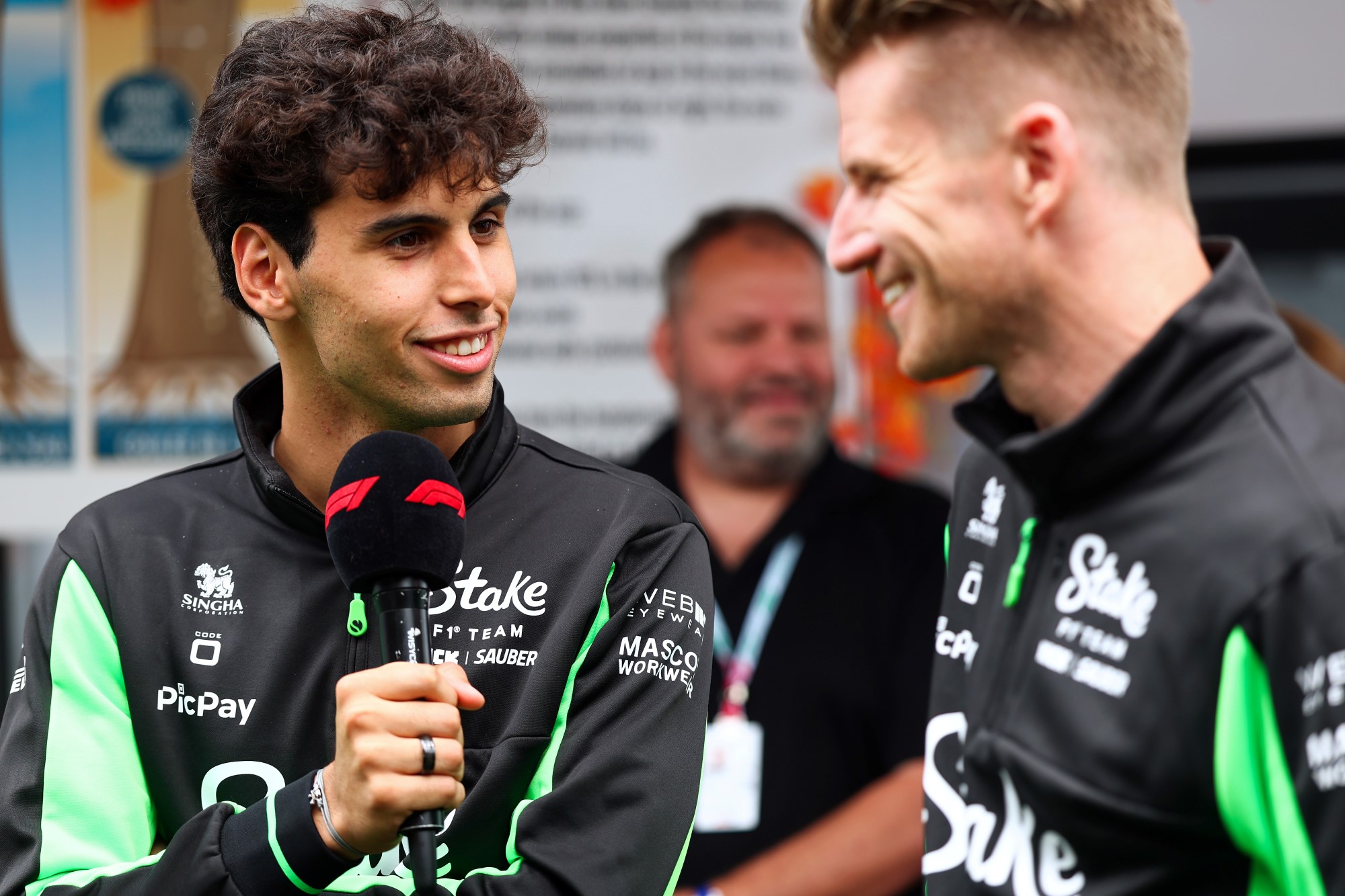F1:"Ele é o pacote completo", afirmou Wheatley elogiando Bortoleto MONTREAL, QUEBEC - JUNE 12: Gabriel Bortoleto of Brazil and Stake F1 Team Kick Sauber and Nico Hulkenberg of Germany and Stake F1 Team Kick Sauber are interviewed during previews ahead of the F1 Grand Prix of Canada at Circuit Gilles-Villeneuve on June 12, 2025 in Montreal, Quebec. (Photo by Andy Hone/LAT Images)