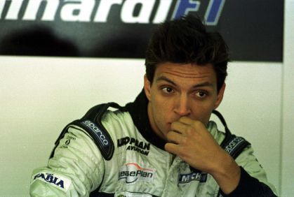 22 de junho de 2001: Piloto brasileiro Tarso Marques na garagem durante a primeira sessão de treinos livres para o Grande Prêmio da Europa em Nurburgring, Alemanha.
