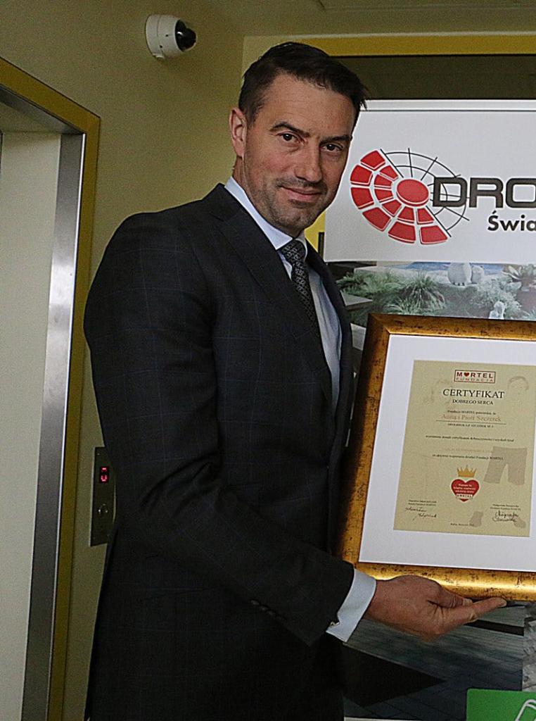 drogbruk-ceo-piotr-szczerek-110374911 Piotr Szczerek, CEO of Drogbruk, holding an award.