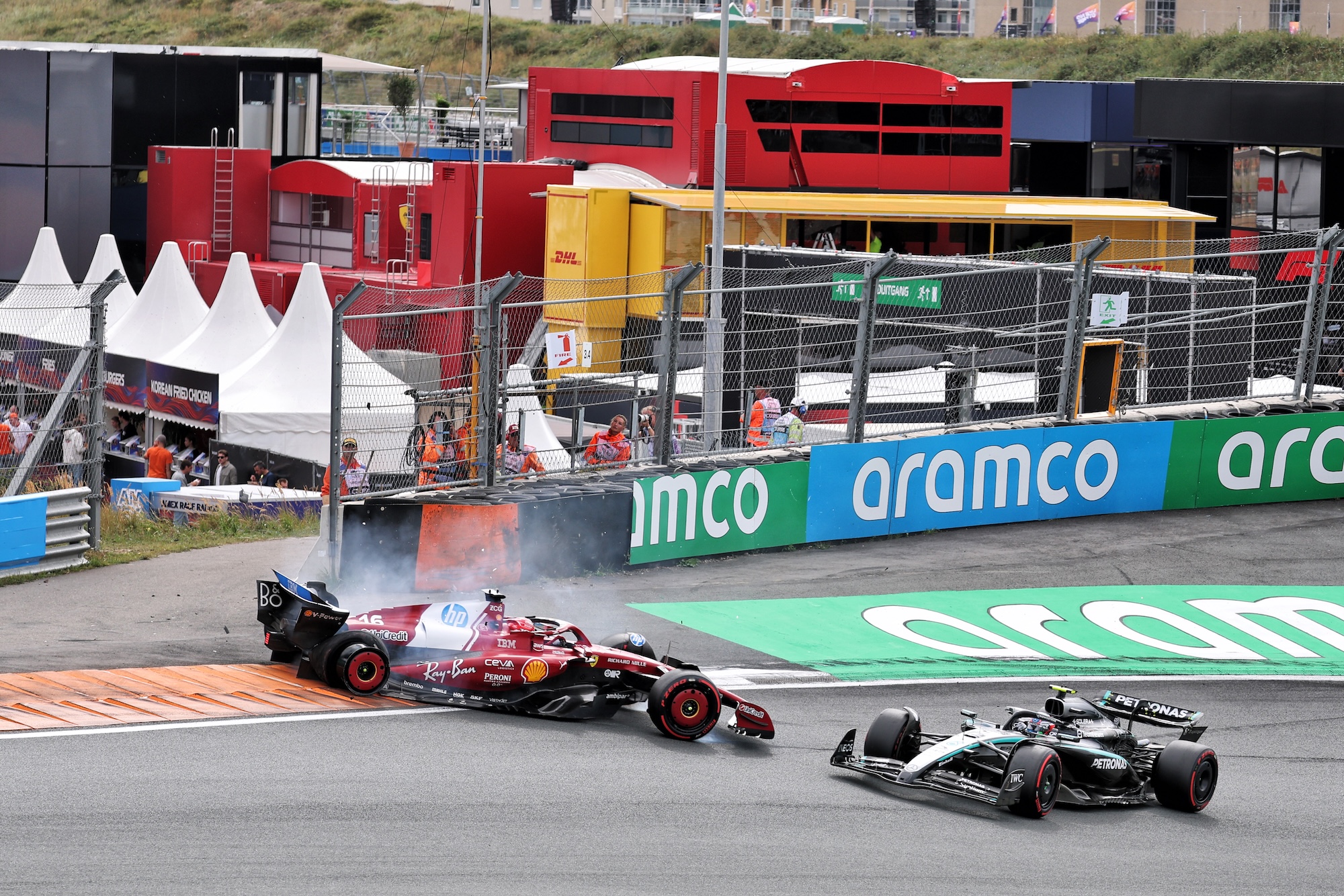 Villeneuve critica Antonelli por batida em Leclerc:"Talvez a F1 seja demais para ele" Charles Leclerc (MON) Ferrari SF-25 crashed out of the race after colliding with Andrea Kimi Antonelli (ITA) Mercedes AMG F1 W16.