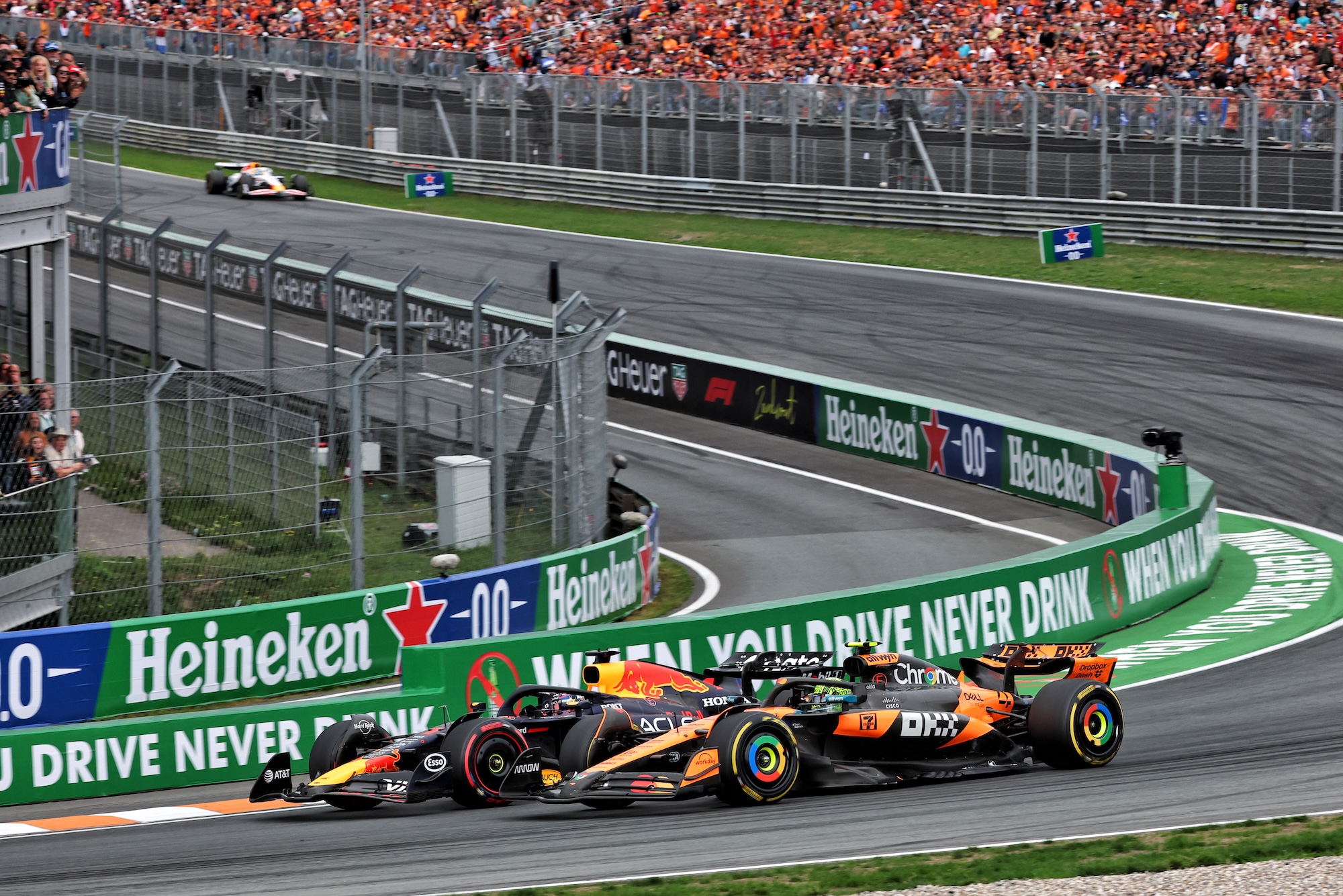 F1: Steiner se impressiona com largada de Verstappen no GP da Holanda Max Verstappen (NLD) Red Bull Racing RB21 and Lando Norris (GBR) McLaren MCL39 battle for position.