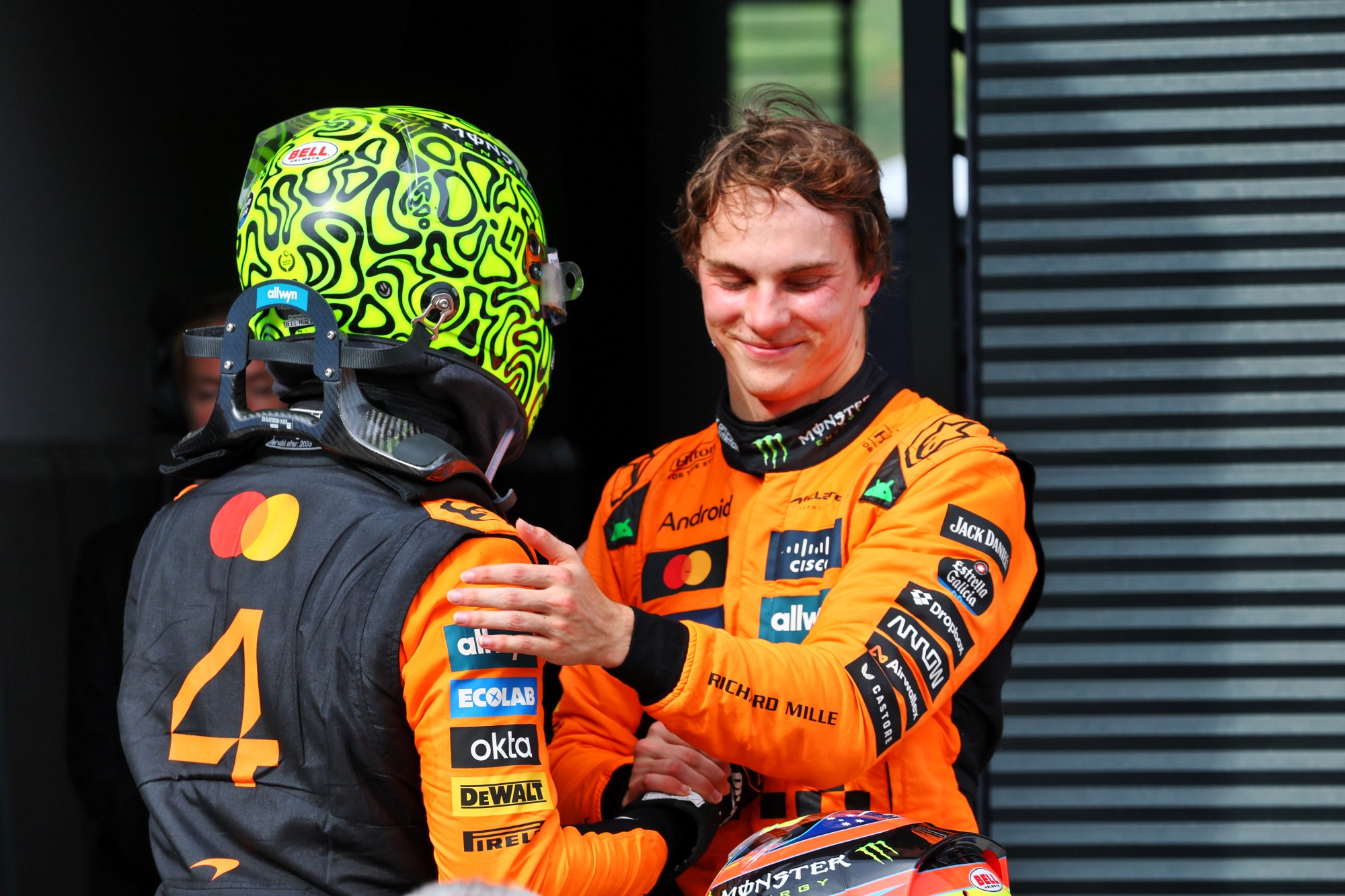 F1: McLaren aposta em reação de Norris após abandono no GP da Holanda (L to R): Race winner Lando Norris (GBR) McLaren celebrates with second placed team mate Oscar Piastri (AUS) McLaren in parc ferme.