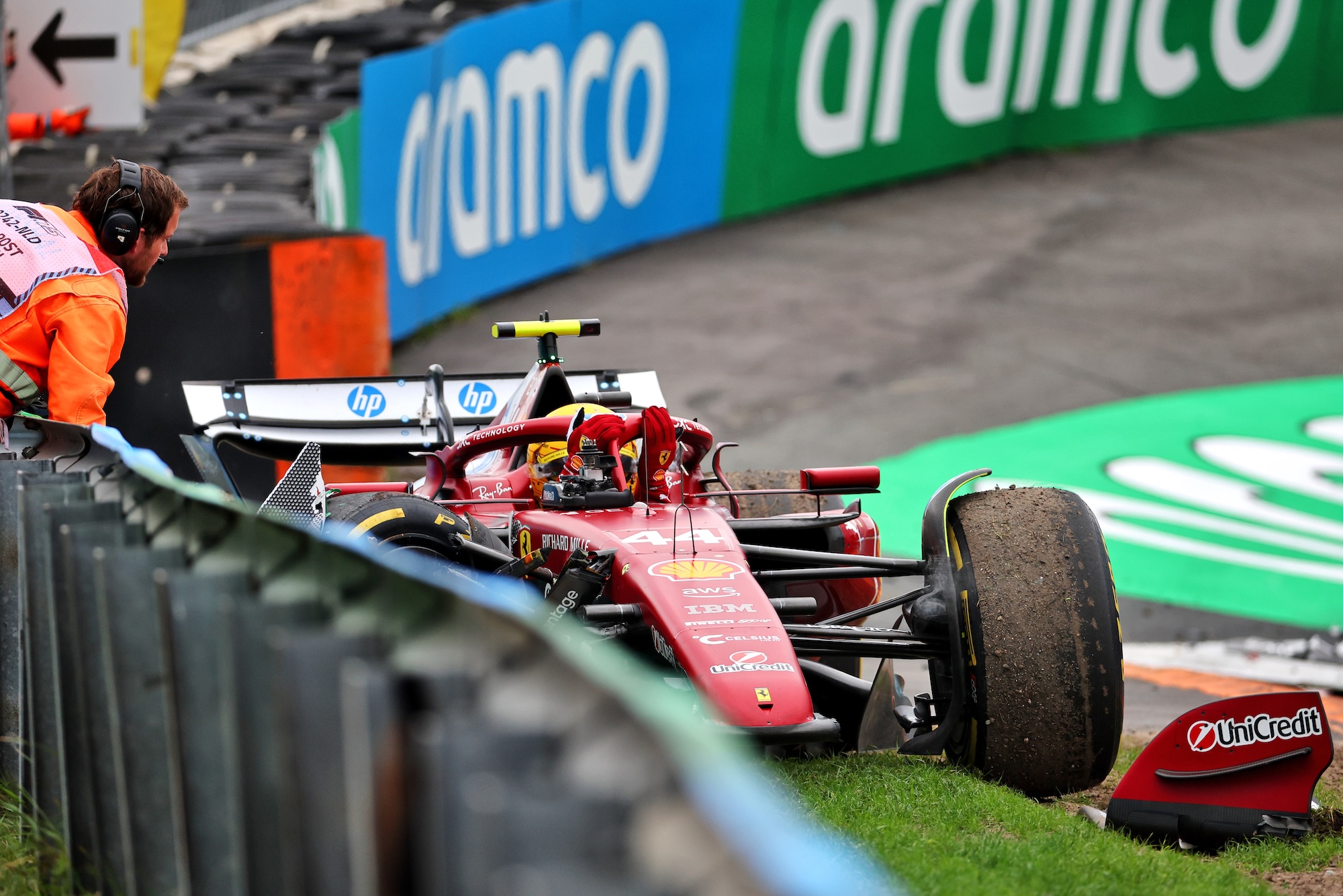 F1: Ex-chefe da Haas sugere que Hamilton está sofrendo com a pressão na Ferrari Lewis Hamilton (GBR) Ferrari SF-25 crashed out of the race.