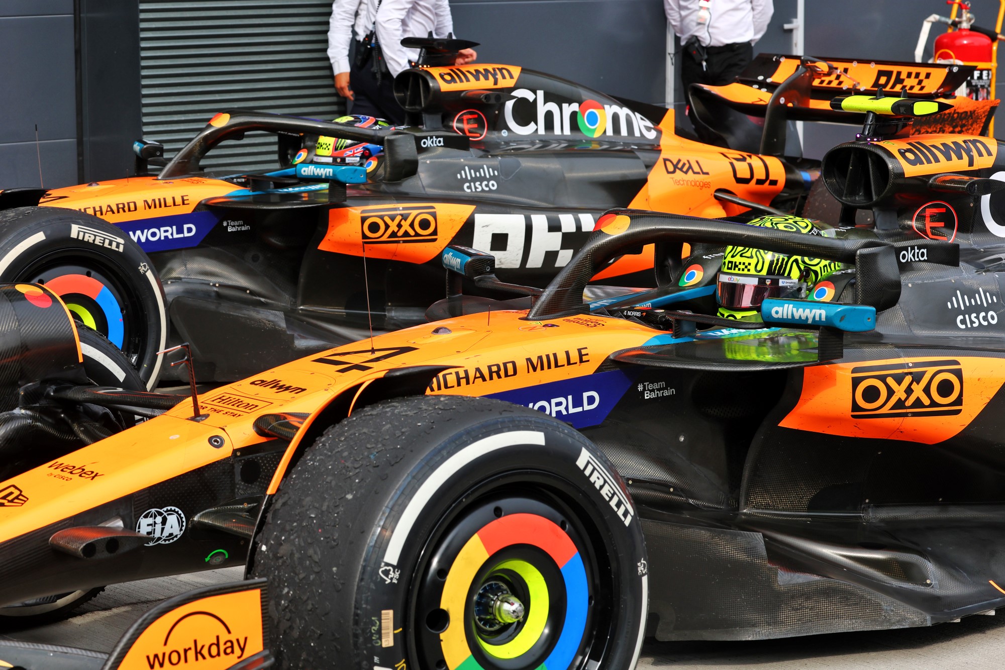 Fórmula 1: McLaren atinge valor de US$4 bilhões em negociação por controle total do time Race winner Lando Norris (GBR) McLaren MCL39 and second placed Oscar Piastri (AUS) McLaren in parc ferme.