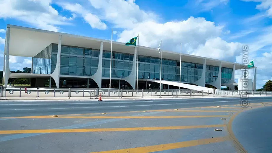 homem tenta invadir palacio planalto leva dois t1r0s borracha