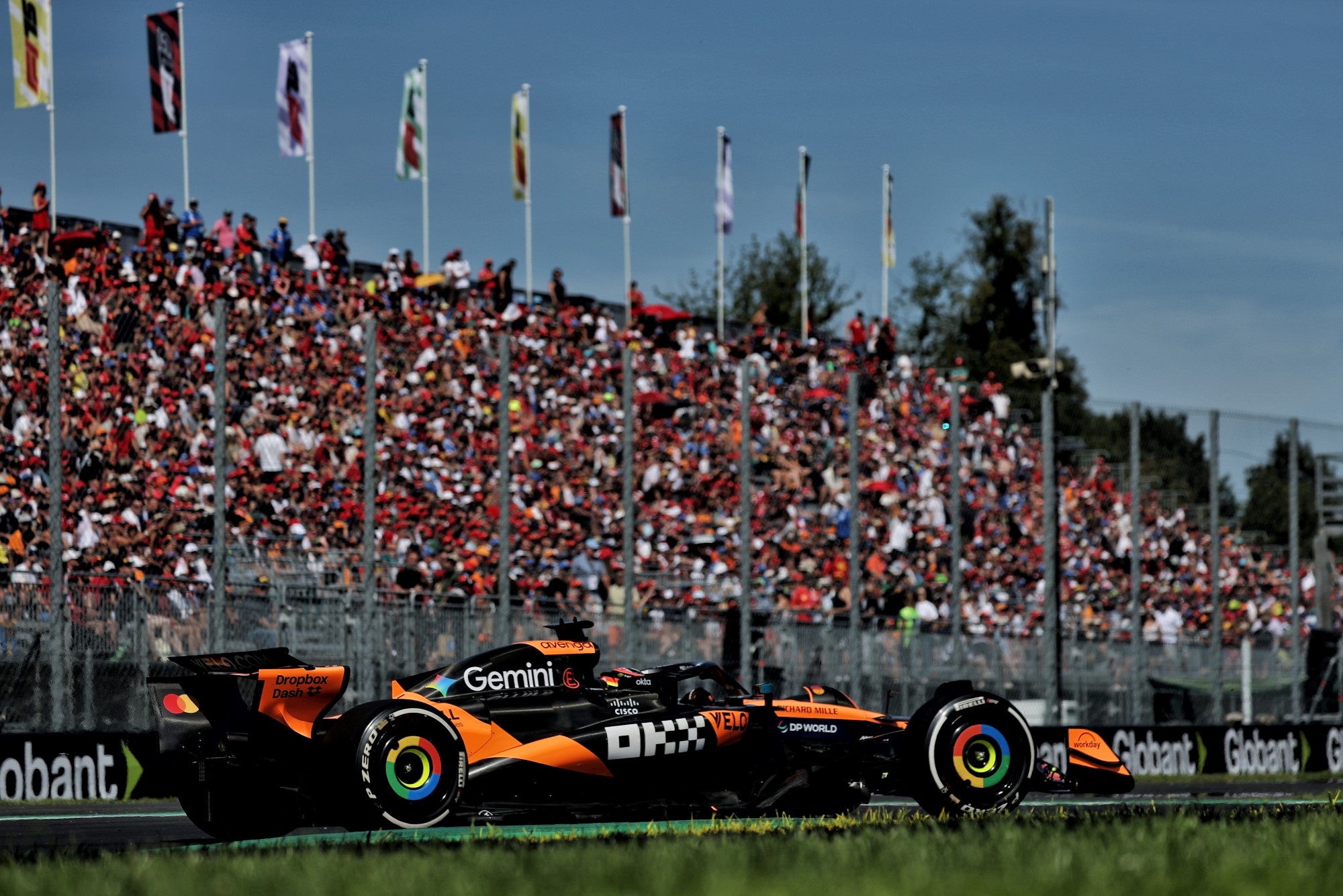 Oscar Piastri (AUS) McLaren MCL39.
