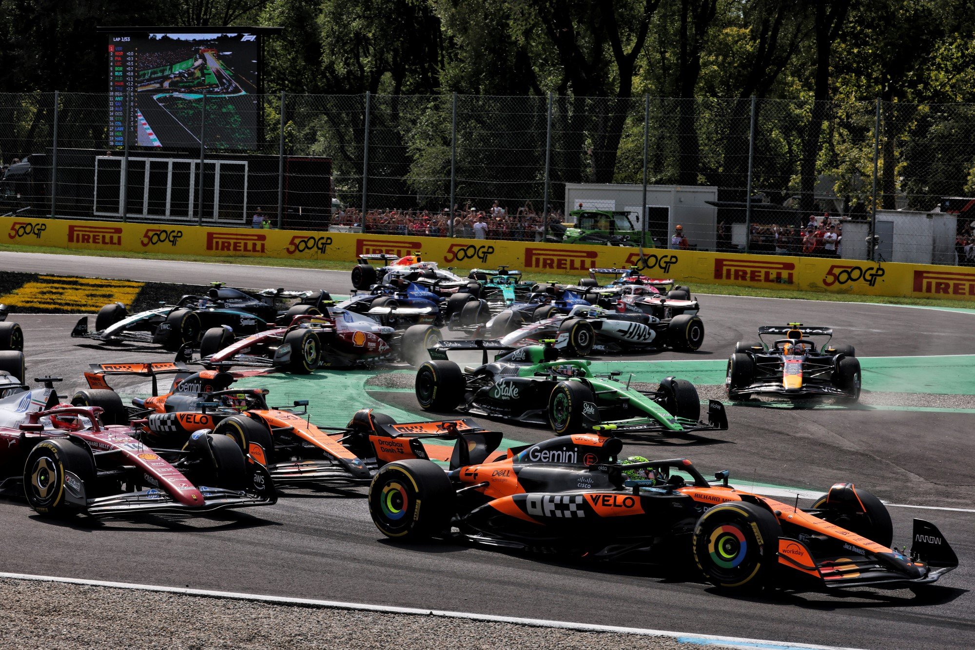 Lando Norris (GBR) McLaren MCL39 at the start of the race as Gabriel Bortoleto (BRA) Sauber C45 and Yuki Tsunoda (JPN) Red Bull Racing RB21 run wide.