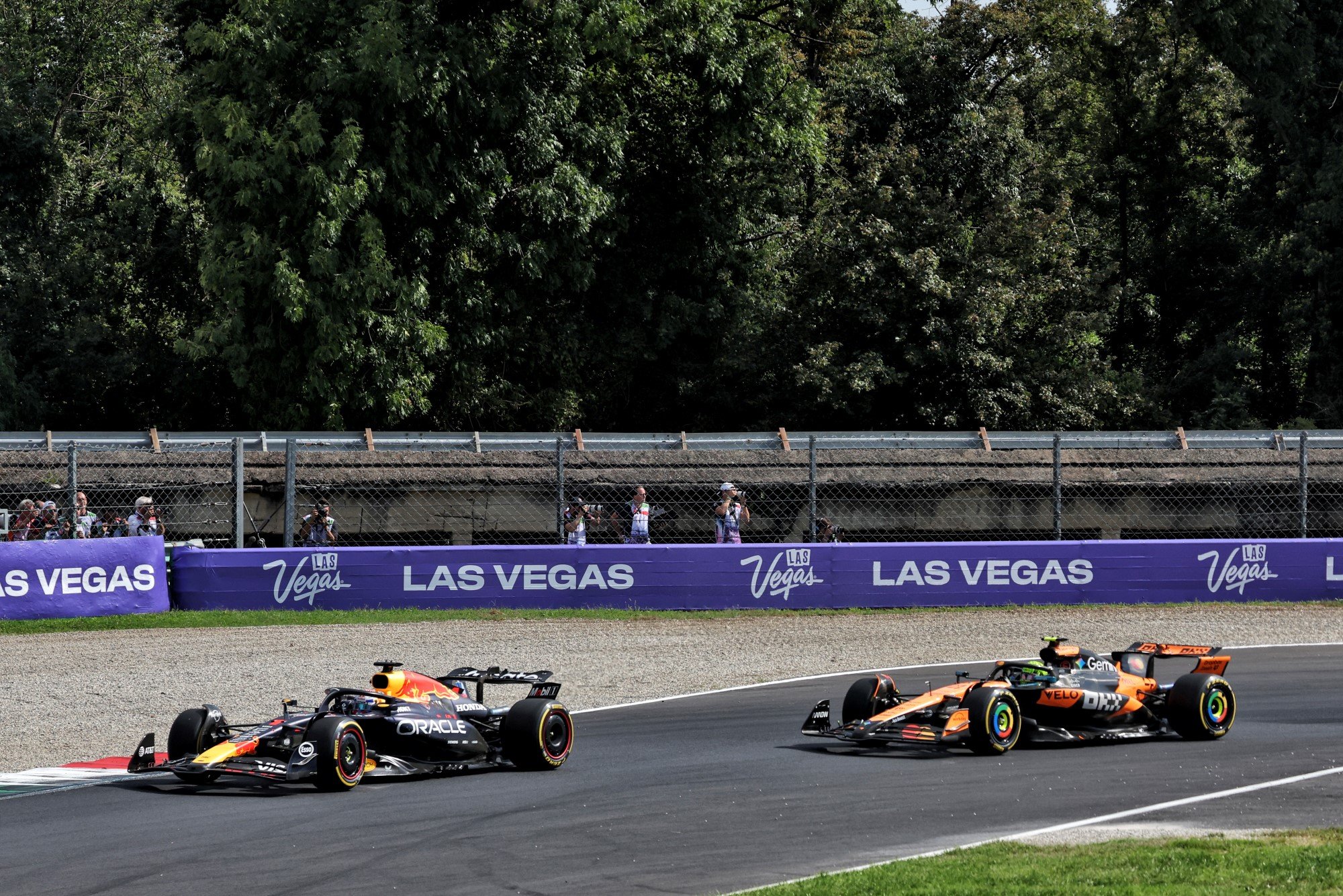 Max Verstappen (NLD) Red Bull Racing RB21 overtakes Lando Norris (GBR) McLaren MCL39 to take the lead of the race.