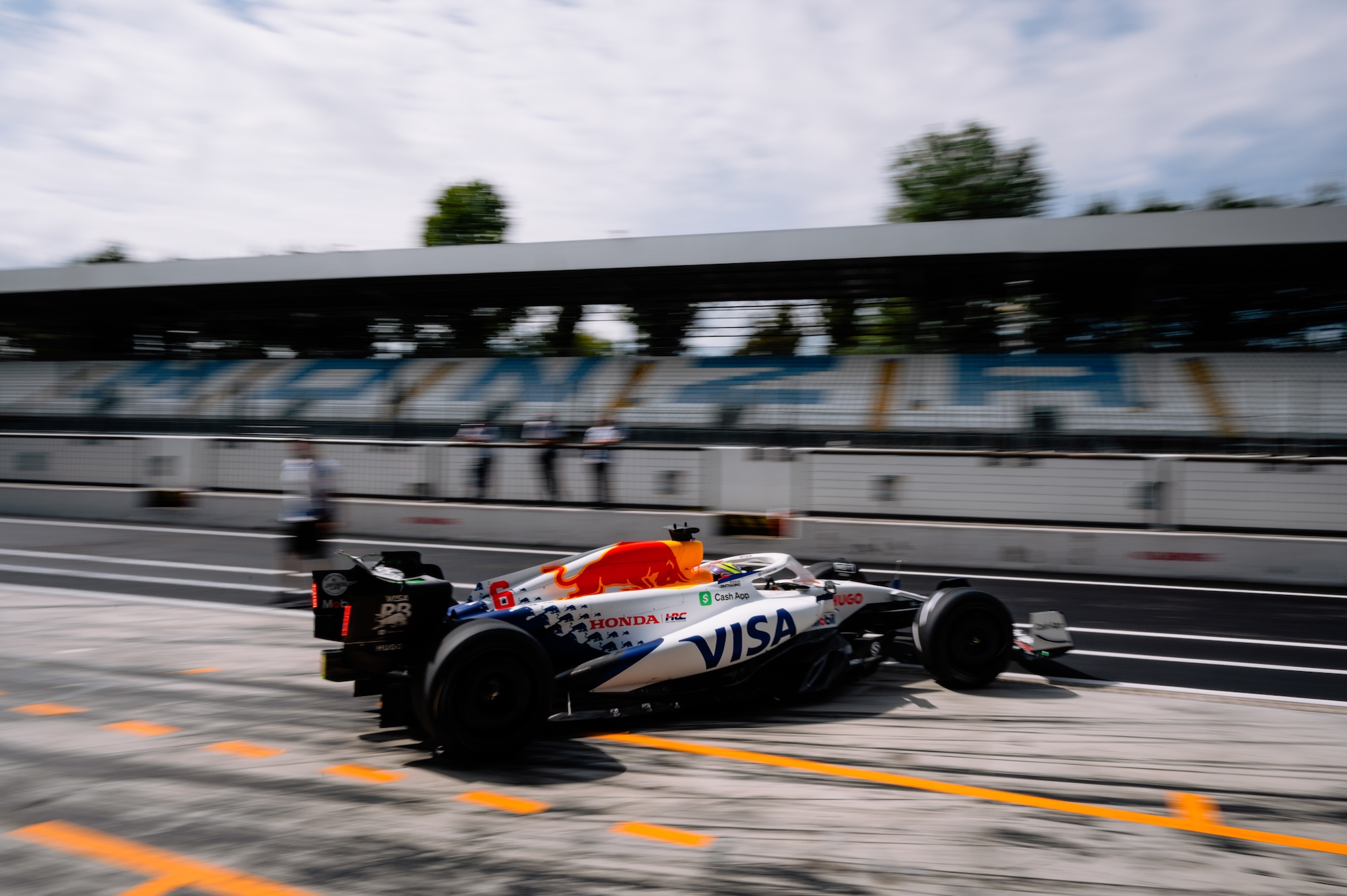 F1: Pirelli encerra testes em Monza com Sainz e Hadjar na pista