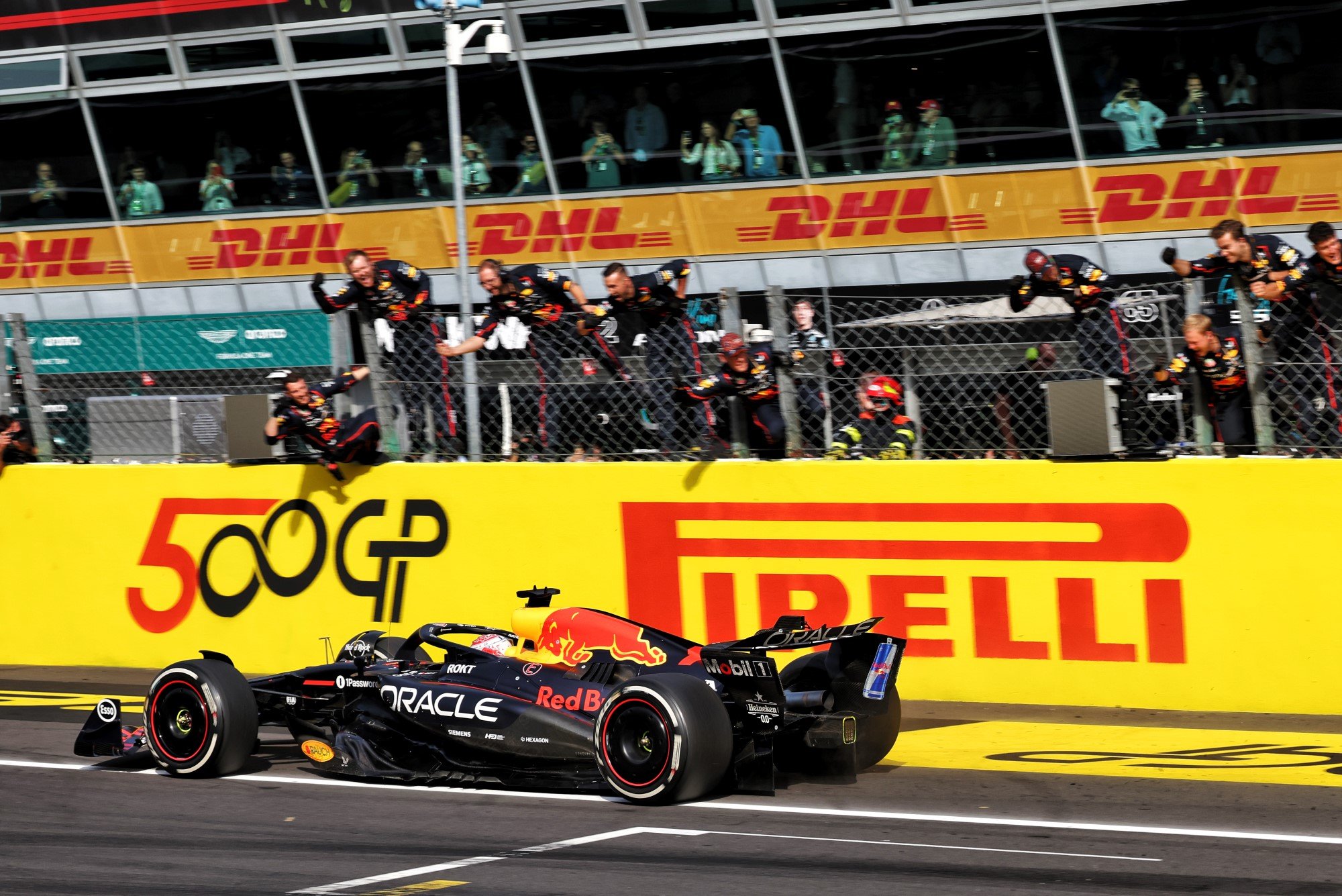 F1: CEO da Ford elogia Verstappen por dar estabilidade para Red Bull Race winner Max Verstappen (NLD) Red Bull Racing RB21 passes the team at the end of the race.