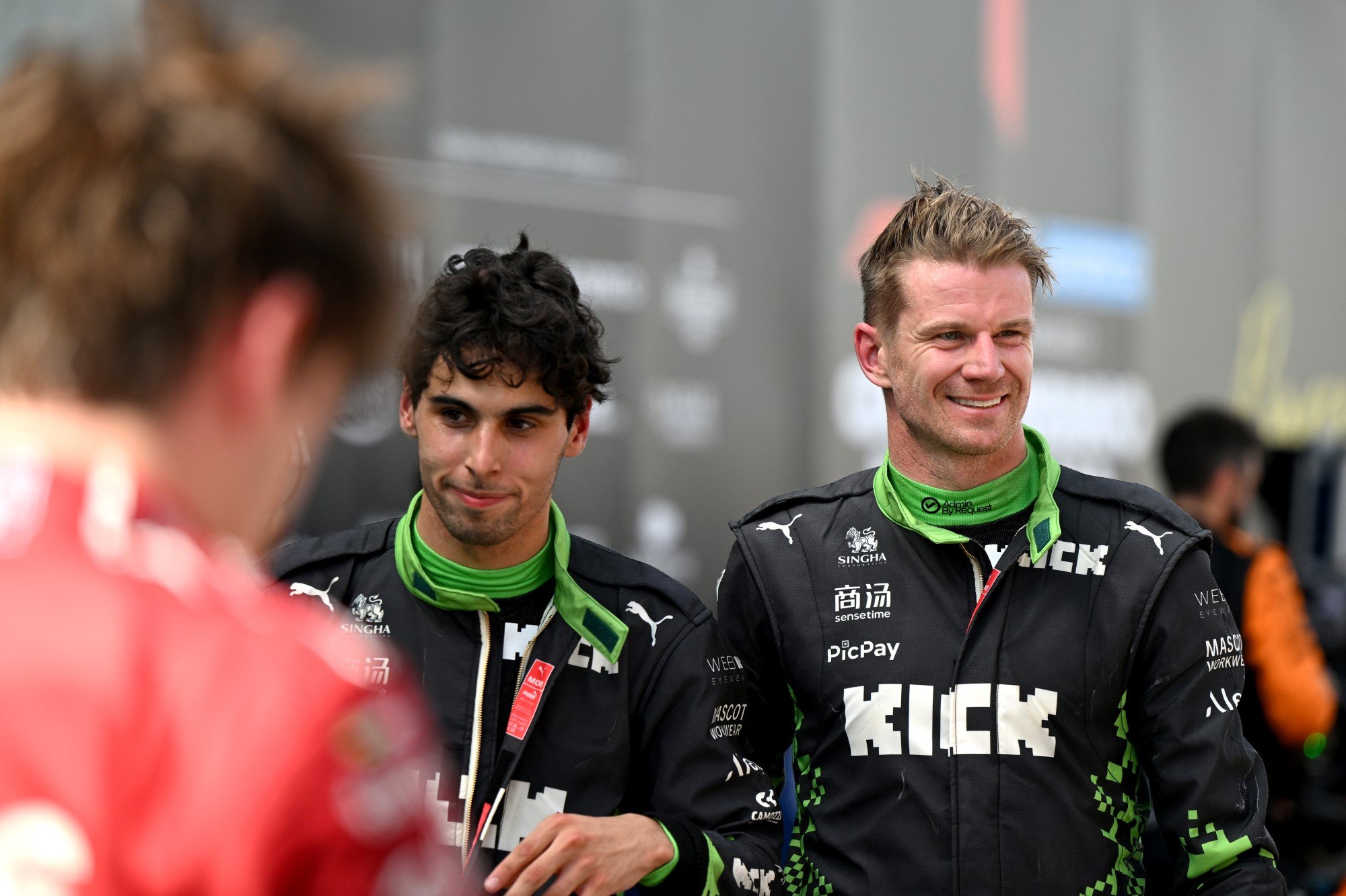F1: Hulkenberg elogia forte consistência de Bortoleto BARCELONA, SPAIN - JUNE 01: Twelfth placed Gabriel Bortoleto of Brazil and Stake F1 Team Kick Sauber and Fifth placed Nico Hulkenberg of Germany and Stake F1 Team Kick Sauber look on in parc ferme during the F1 Grand Prix of Spain at Circuit de Barcelona-Catalunya on June 01, 2025 in Barcelona, Spain. (Photo by Sam Bagnall/Sutton Images)