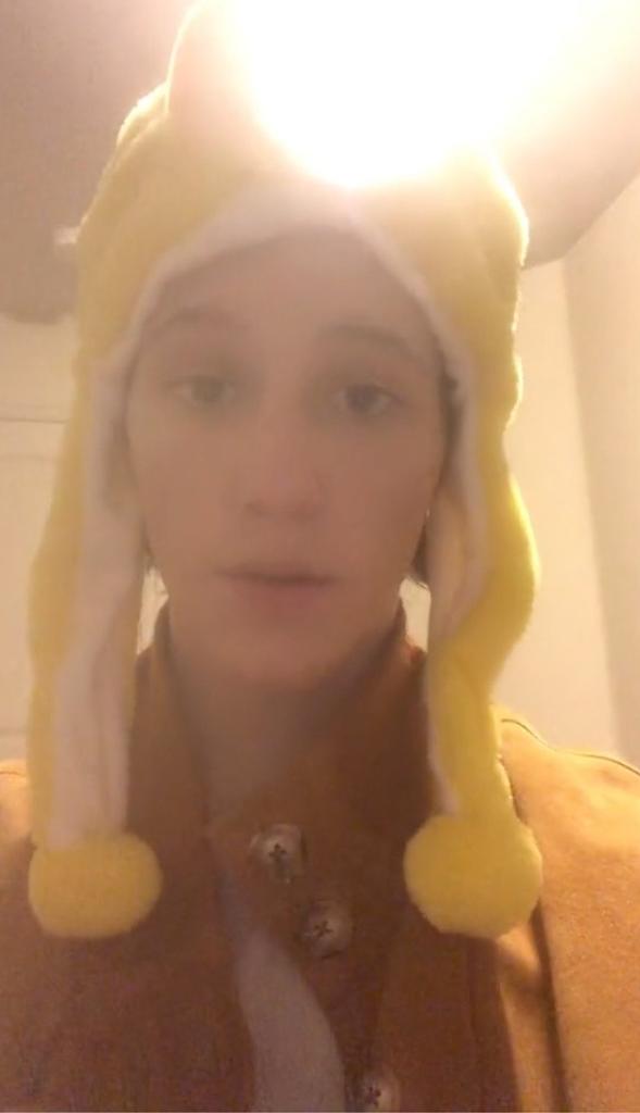 www-tiktok-com-lanclotl-instagram-111290958 Close-up de Lance Twiggs usando um chapéu amarelo.