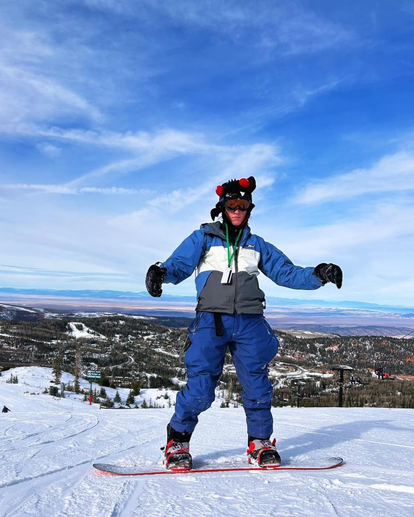 www-tiktok-com-lanclotl-instagram-111288089 Pessoa praticando snowboard em uma montanha com vista panorâmica.