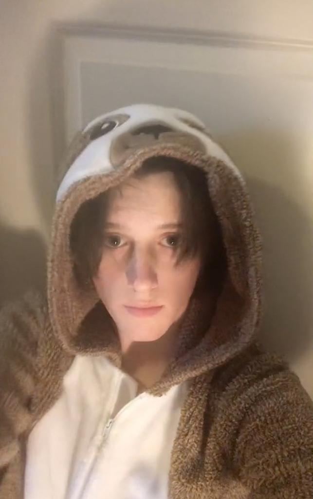 www-tiktok-com-lanclotl-https-111293454 Foto de Lance Twiggs vestindo um macacão com capuz de cachorro.