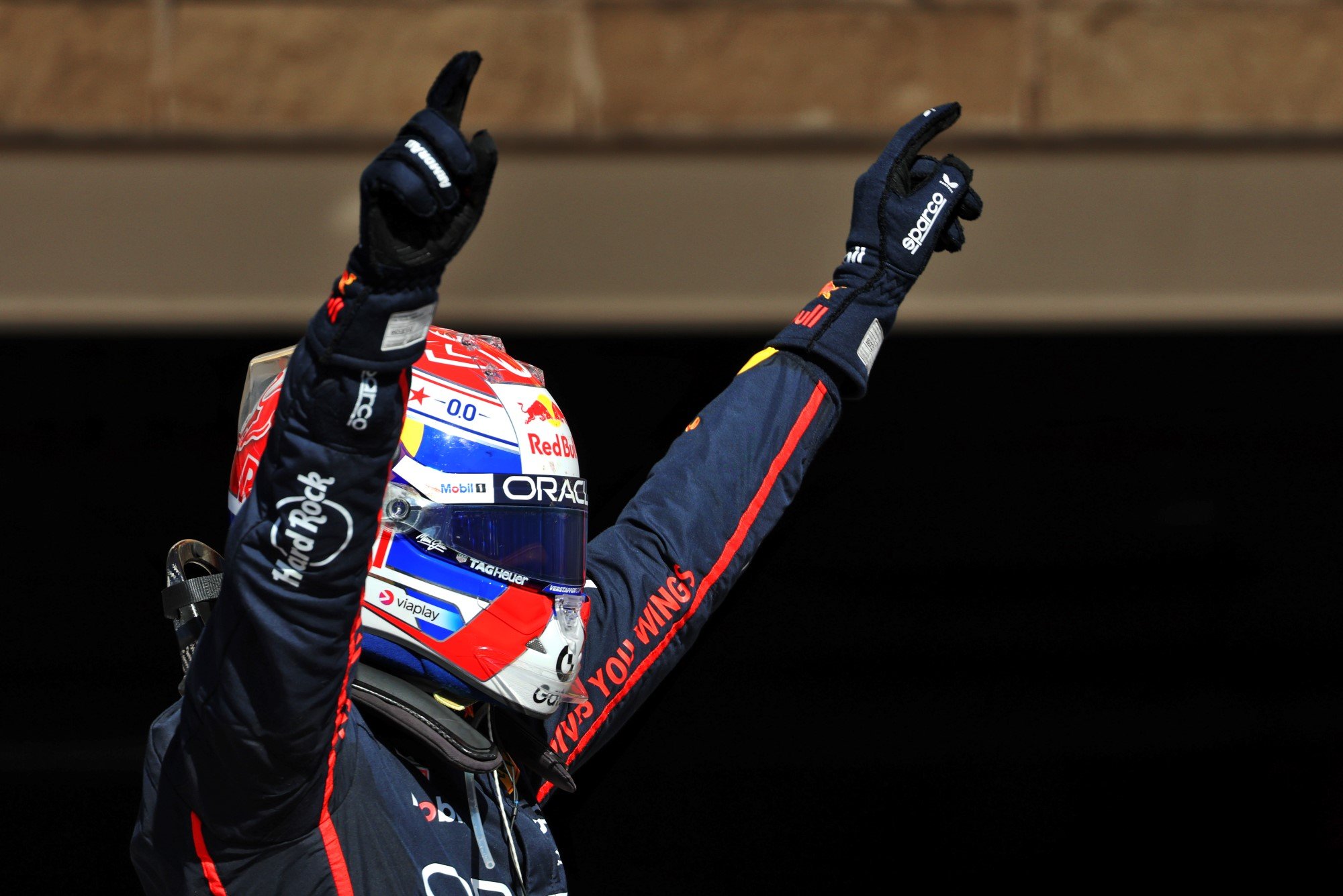 F1: Mekies evita projeções sobre título, mas diz:"Momento fantástico" Race winner Max Verstappen (NLD) Red Bull Racing celebrates in parc ferme.