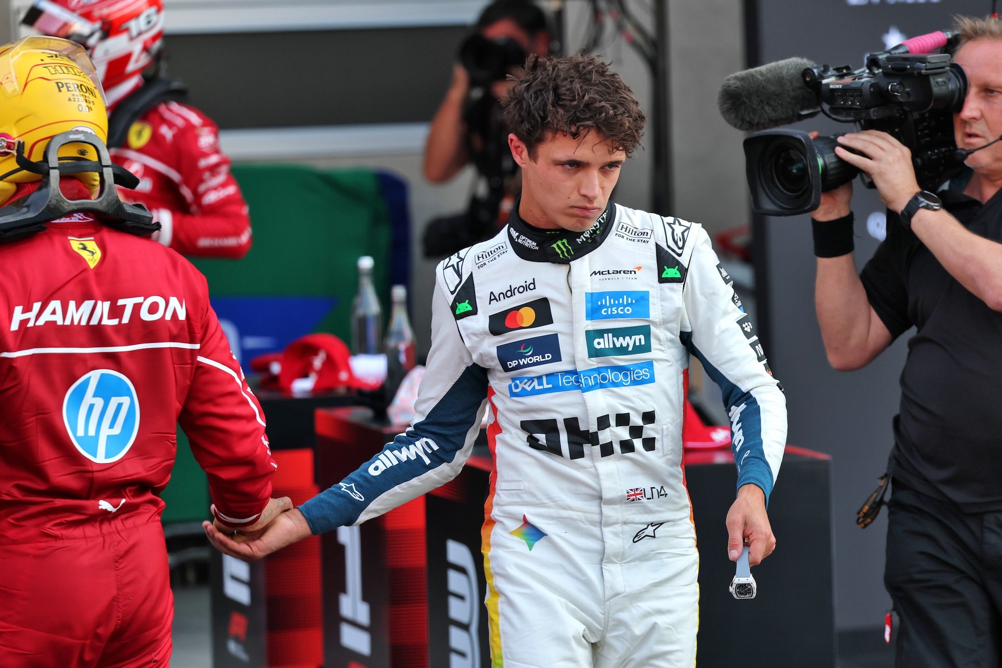 F1: Comentarista diz que Norris e Piastri"não estão no topo" em 2025 Pole sitter Lando Norris (GBR) McLaren in qualifying parc ferme with third placed Lewis Hamilton (GBR) Ferrari.