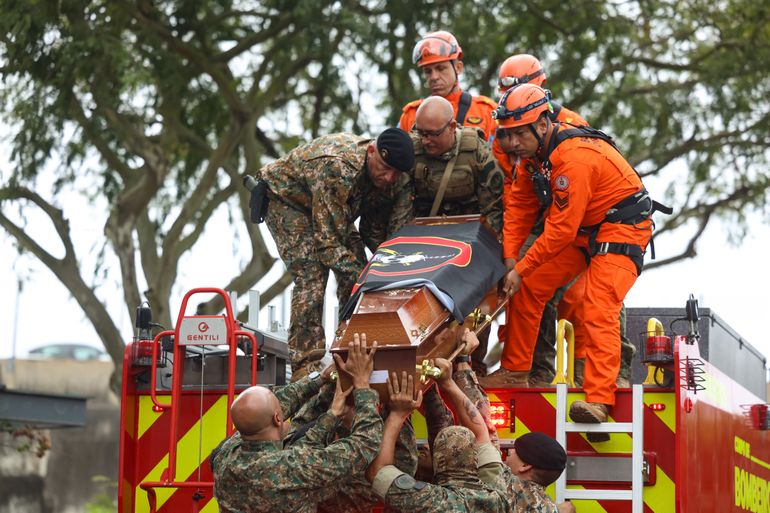 Rio de Janeiro (RJ), 30/10/2025 – Enterro do sargento da Polícia Militar, Heber Carvalho da Fonseca no Cemitério Jardim da Saudade, em Sulacap, no Rio de Janeiro. Foto: Tomaz Silva/Agência Brasil
