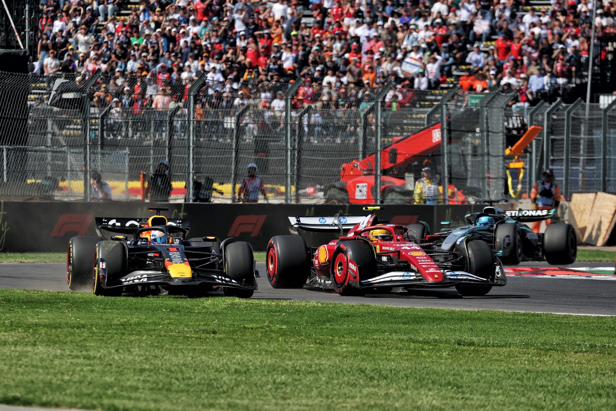 F1: Montoya critica penalidade de Hamilton no México Max Verstappen (NLD) Red Bull Racing RB21 and Lewis Hamilton (GBR) Ferrari SF-25 battle for position.