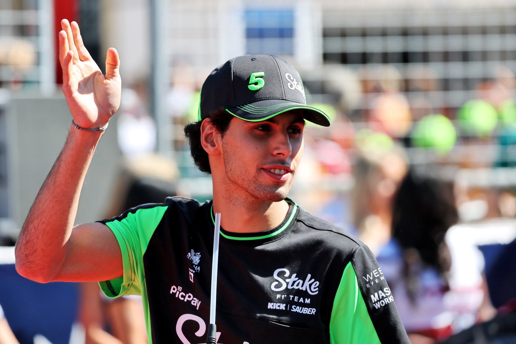 F1: Bortoleto se prepara para evitar falhas em seu primeiro GP de São Paulo Gabriel Bortoleto (BRA) Sauber on the drivers' parade.