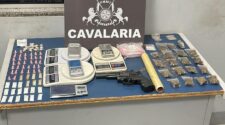 Cavalaria da PM prende dois faccionados e apreende arma de fogo e 89 porções de drogas em Sinop 1