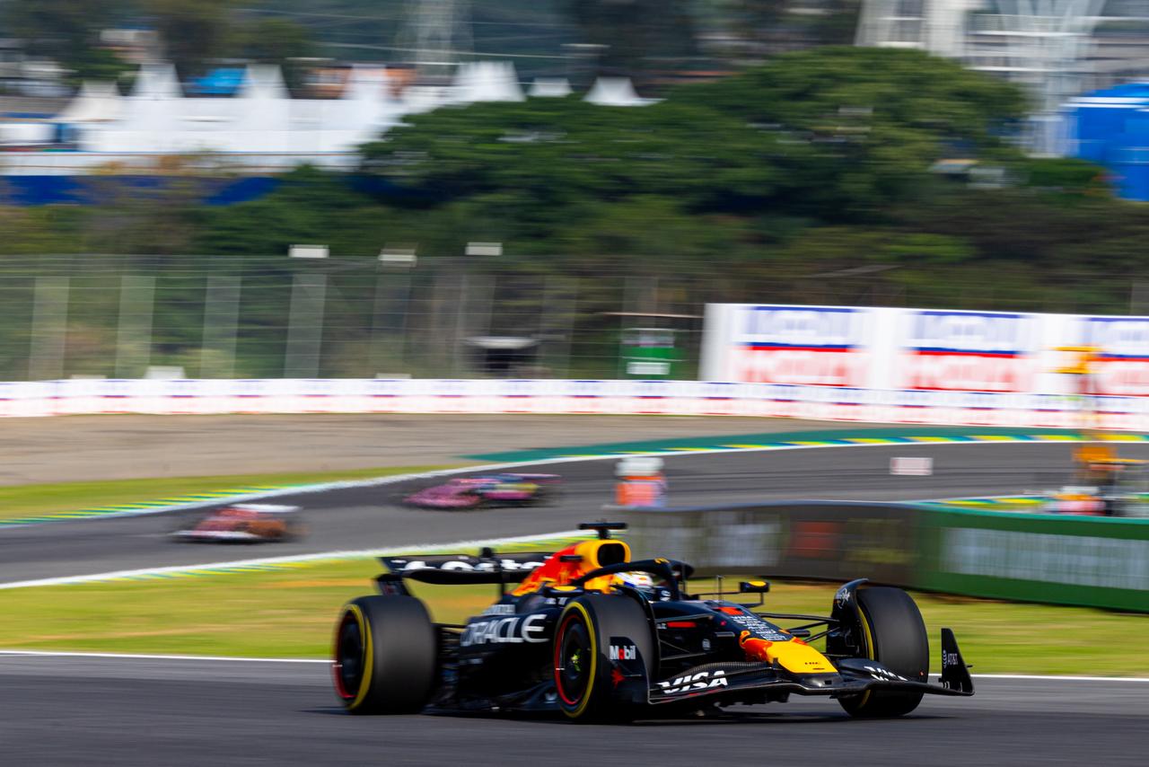 F1: McLaren questiona Red Bull sobre custo do motor de Verstappen e o teto orçamentário Max Verstappen