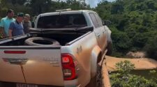 Caminhonete com equipe do vice-governador fica pendurada em ponte no interior de MT 2
