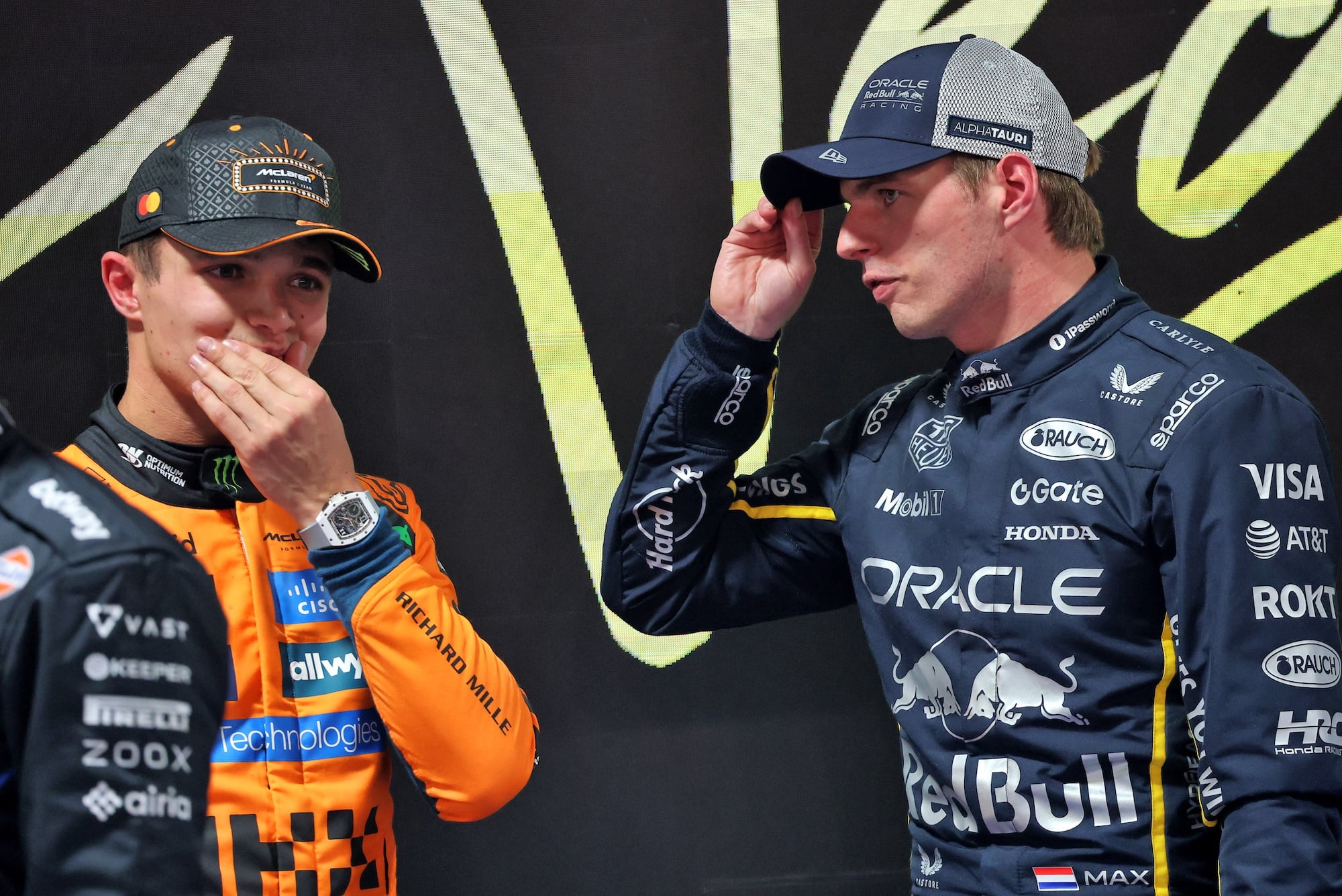 Norris reconhece falha em Las Vegas e vê Verstappen como maior ameaça na F1 (L to R): Lando Norris (GBR) McLaren with Max Verstappen (NLD) Red Bull Racing in qualifying parc ferme.
