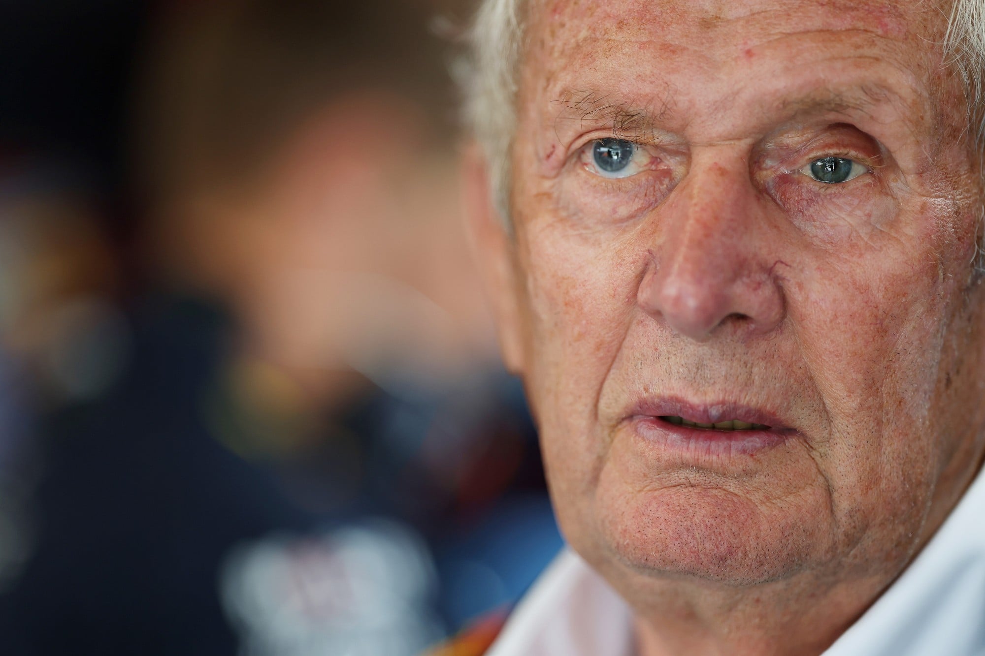 F1: Steiner crê que"ouviremos mais declarações de Marko no futuro" MONTREAL, QUEBEC - JUNE 14: Dr Helmut Marko, Team Consultant of Oracle Red Bull Racing looks on during qualifying ahead of the F1 Grand Prix of Canada at Circuit Gilles-Villeneuve on June 14, 2025 in Montreal, Quebec. (Photo by Mark Thompson/Getty Images) // Getty Images / Red Bull Content Pool // SI202506140568 // Usage for editorial use only //