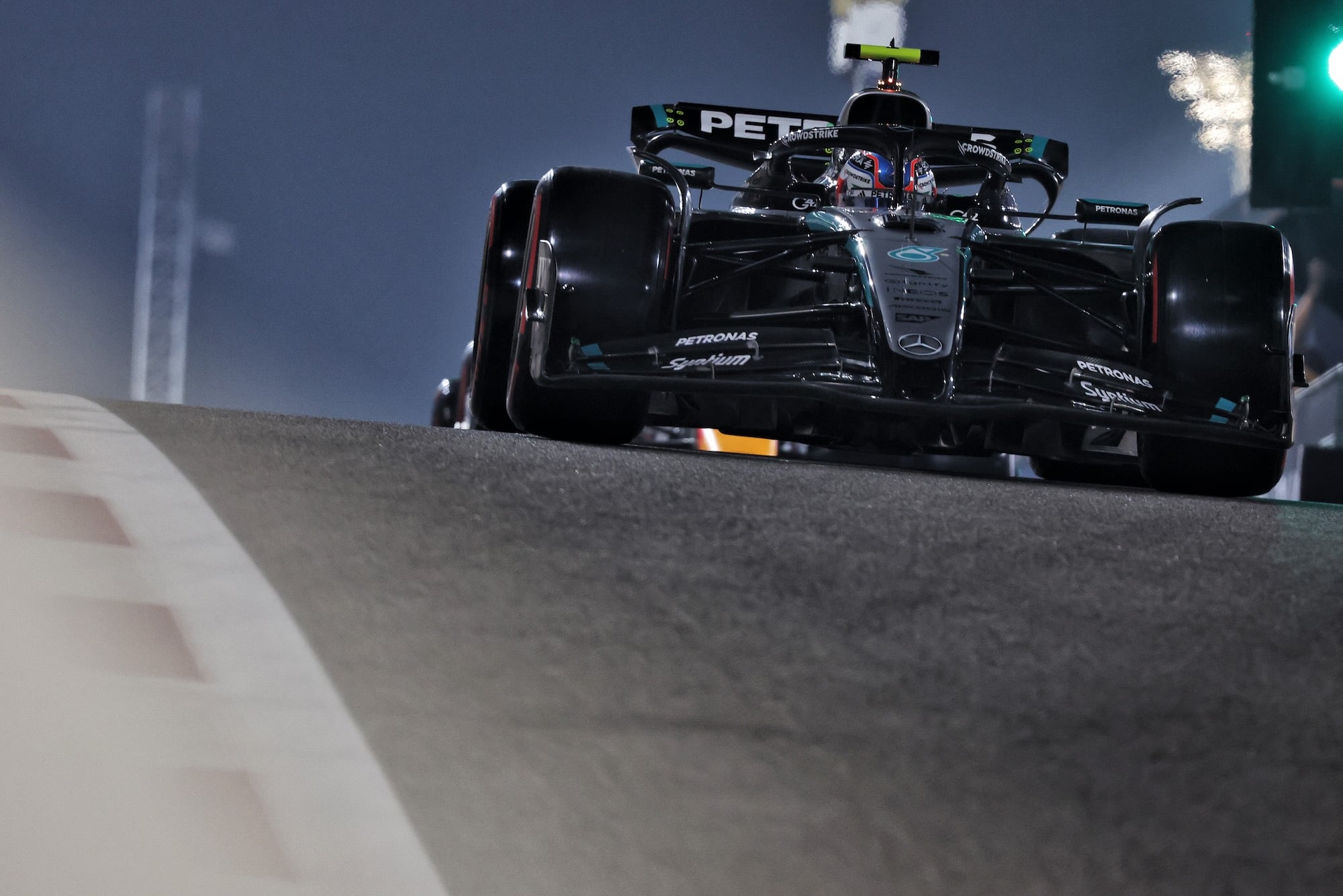 F1: Montoya acredita que Mercedes"não precisa de Verstappen" Andrea Kimi Antonelli (ITA) Mercedes AMG F1 W16.