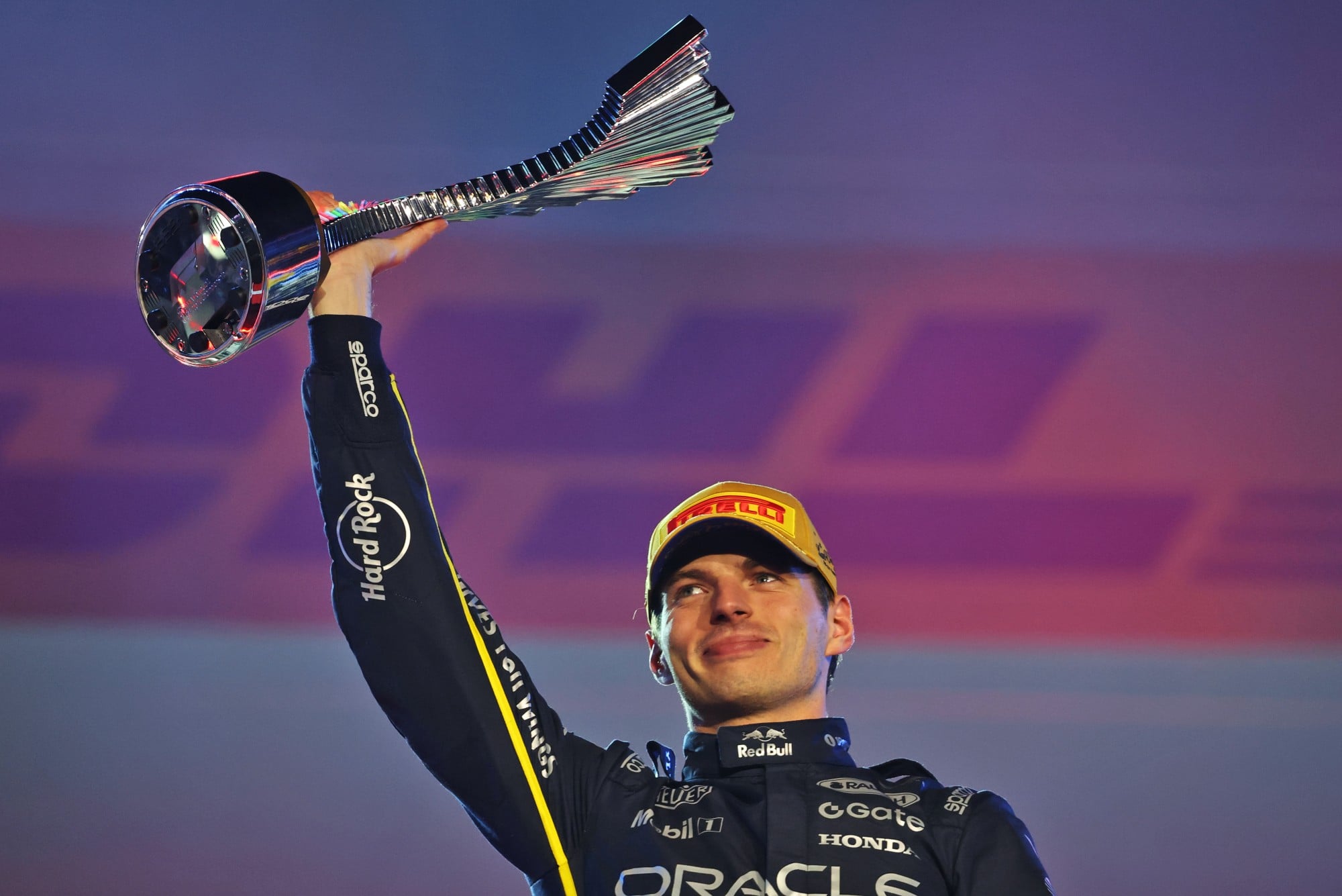 F1: Motoya crê que recuperação de Verstappen em 2025 será esquecida Race winner Max Verstappen (NLD) Red Bull Racing celebrates on the podium.