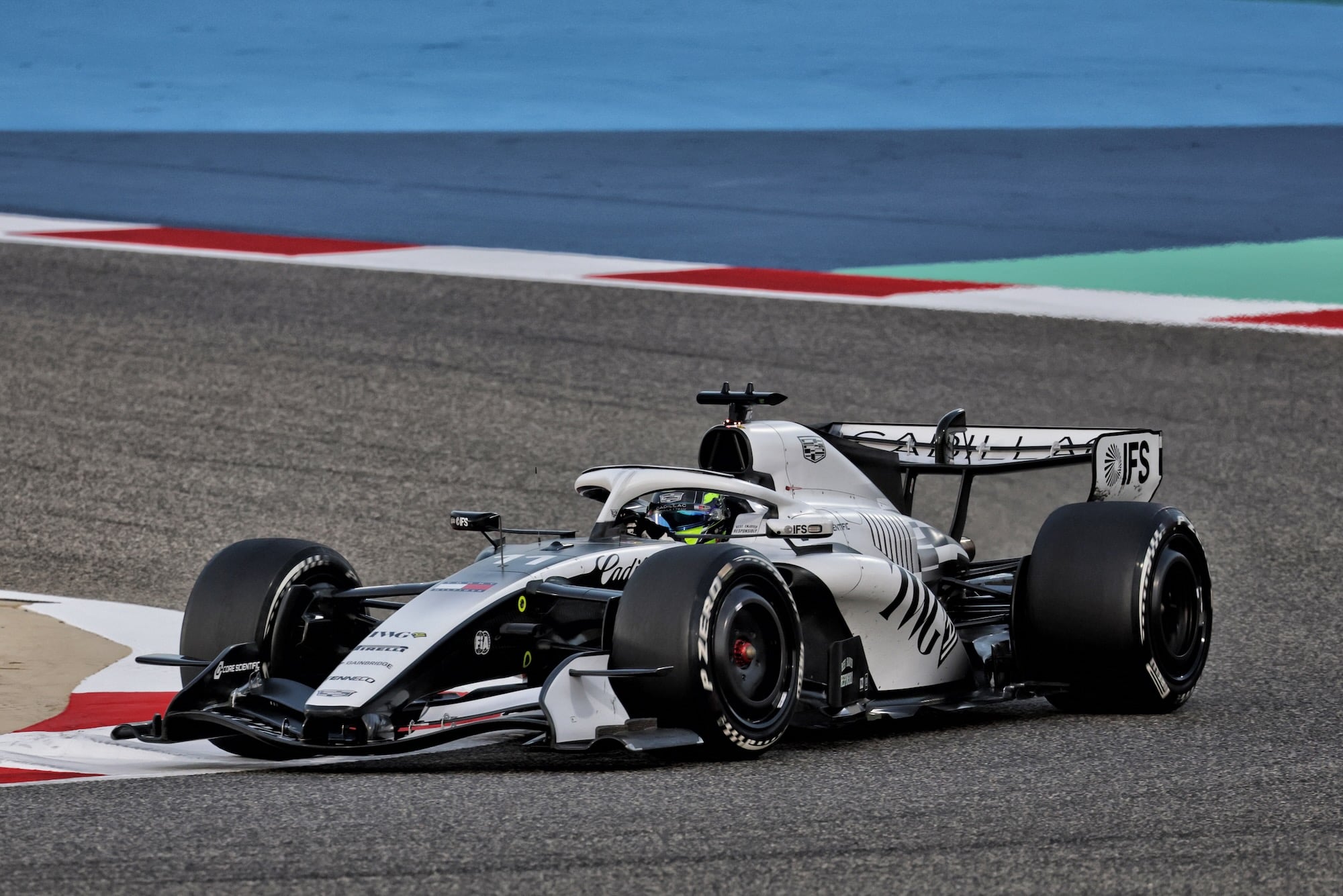 F1: Cadillac avalia progresso positivo após primeiros dias de testes Sergio Perez (MEX) Cadillac Formula 1 Team Car. 11.02.2026. Formula 1 Testing, Bahrain Test One, Sakhir, Bahrain, Day One.