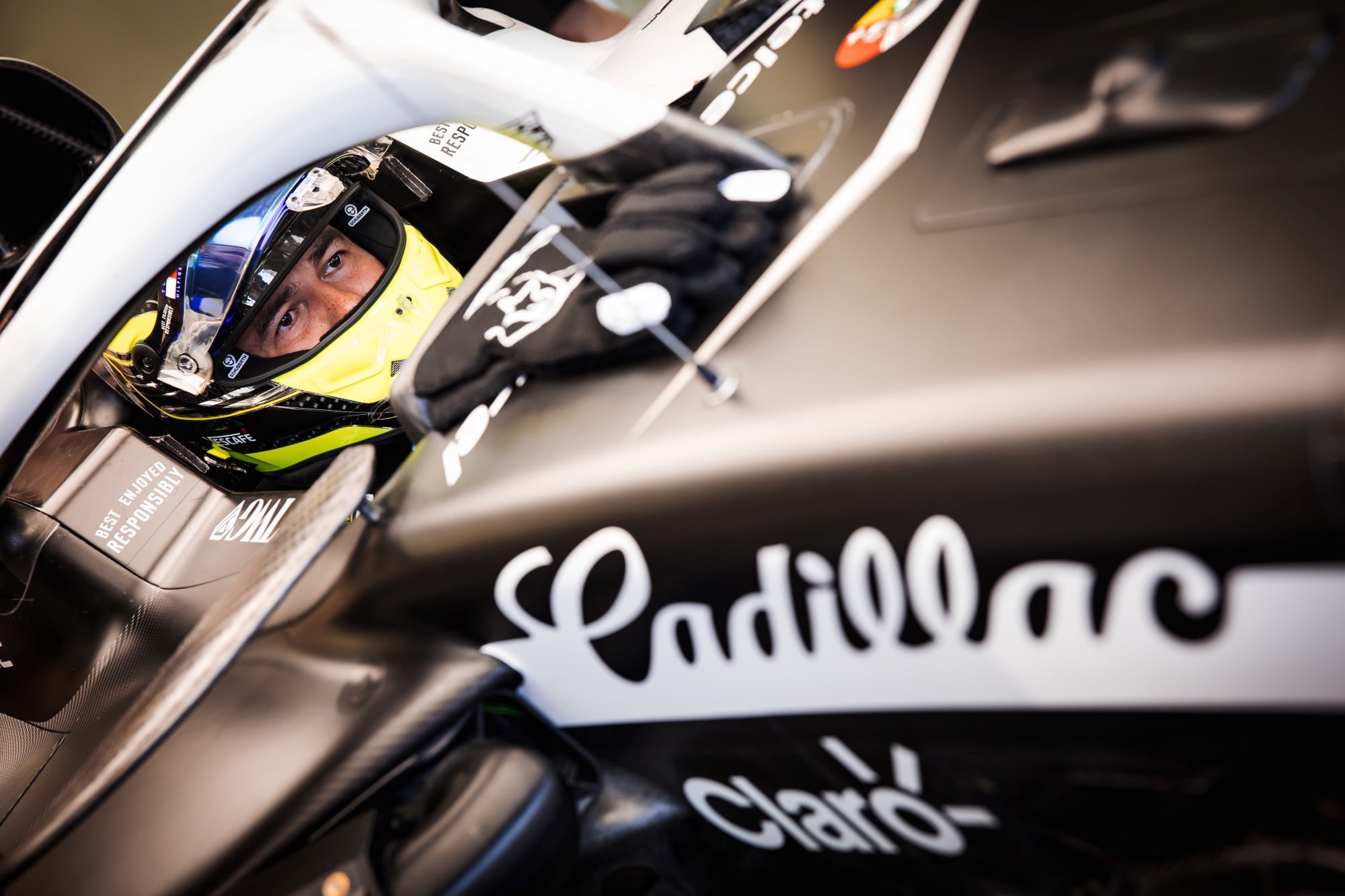 F1: Pérez concorda com Verstappen sobre novos carros:"Difícil de entender" Sergio Perez (MEX) Cadillac Formula 1 Team Car.