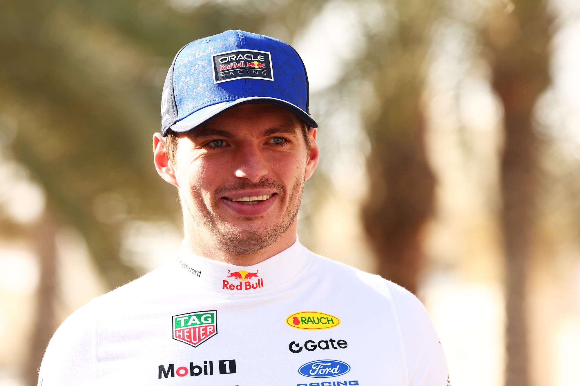 F1: Russell sugere a Verstappen correr só em Nordschleife se quiser mais diversão BAHRAIN, BAHRAIN - FEBRUARY 11: Max Verstappen of the Netherlands and Oracle Red Bull Racing looks on in the Paddock during day one of F1 Testing at Bahrain International Circuit on February 11, 2026 in Bahrain, Bahrain. (Photo by Joe Portlock/Getty Images) // Getty Images / Red Bull Content Pool // SI202602114872 // Usage for editorial use only //