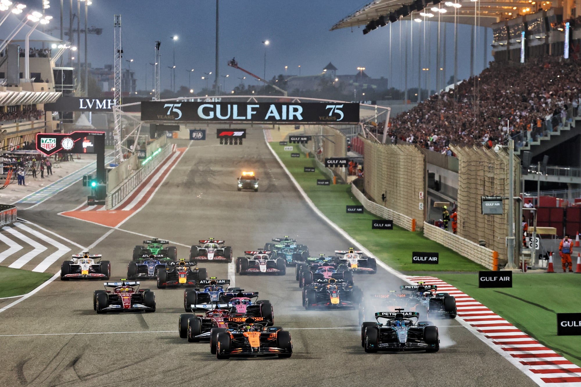 (L to R): Oscar Piastri (AUS) McLaren MCL39 and George Russell (GBR) Mercedes AMG F1 W16 battle for the lead at the start of the race.